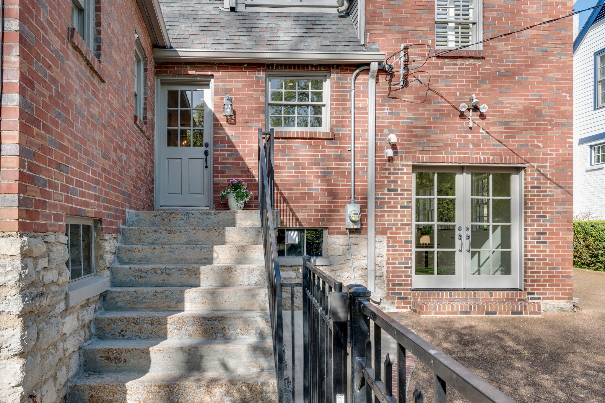 122 Blackburn Ave