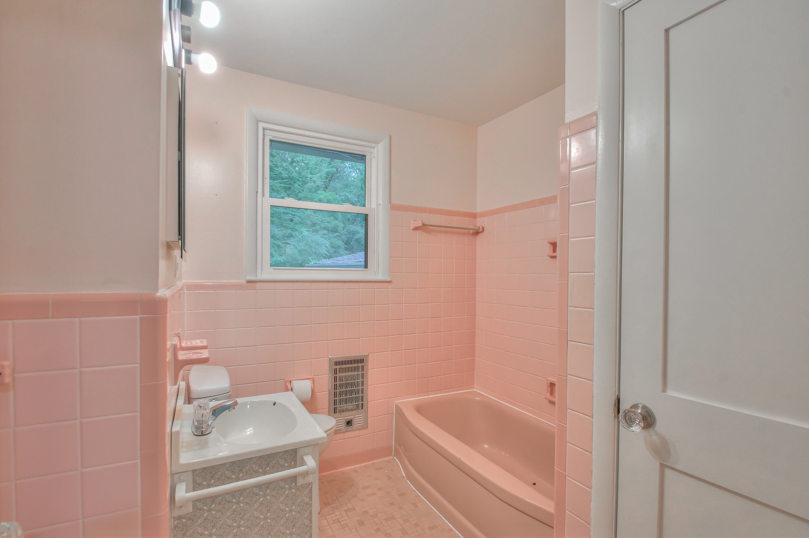 931 Downey Dr