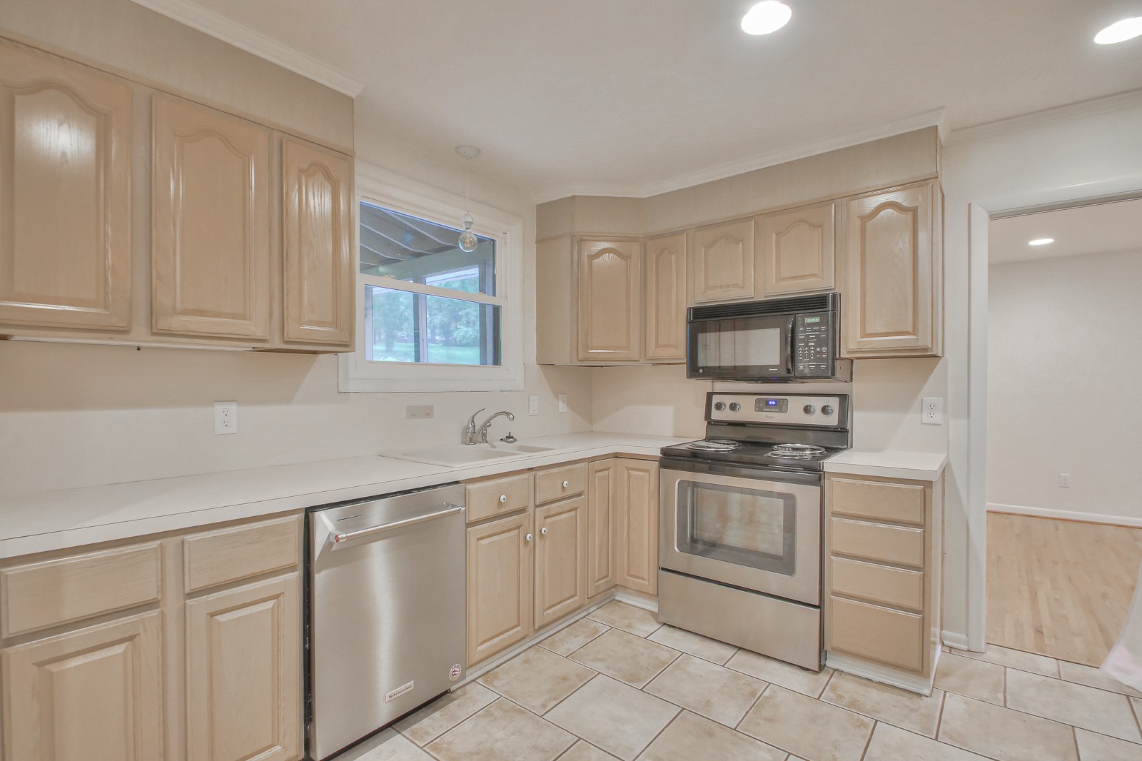 931 Downey Dr