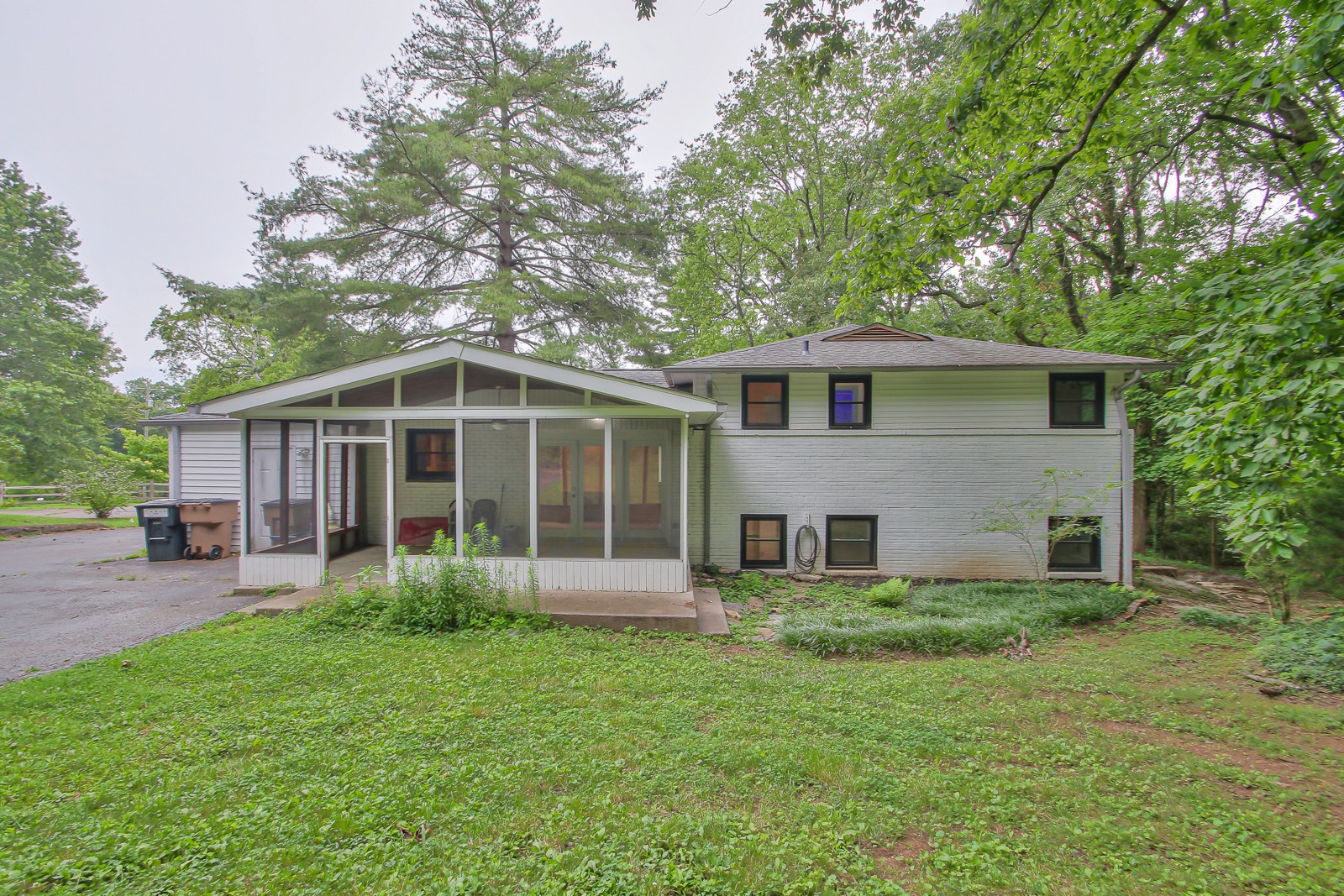 931 Downey Dr
