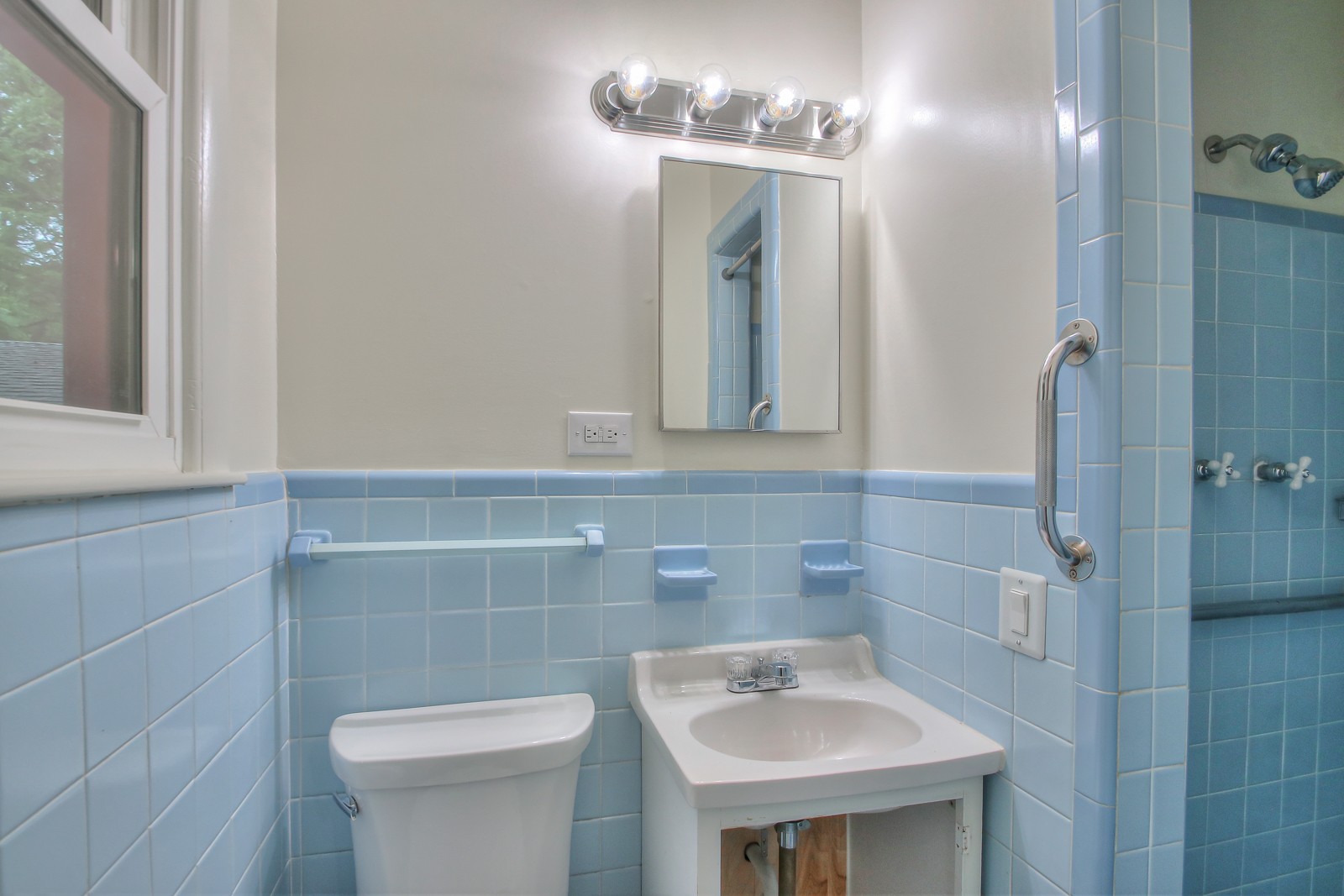 931 Downey Dr