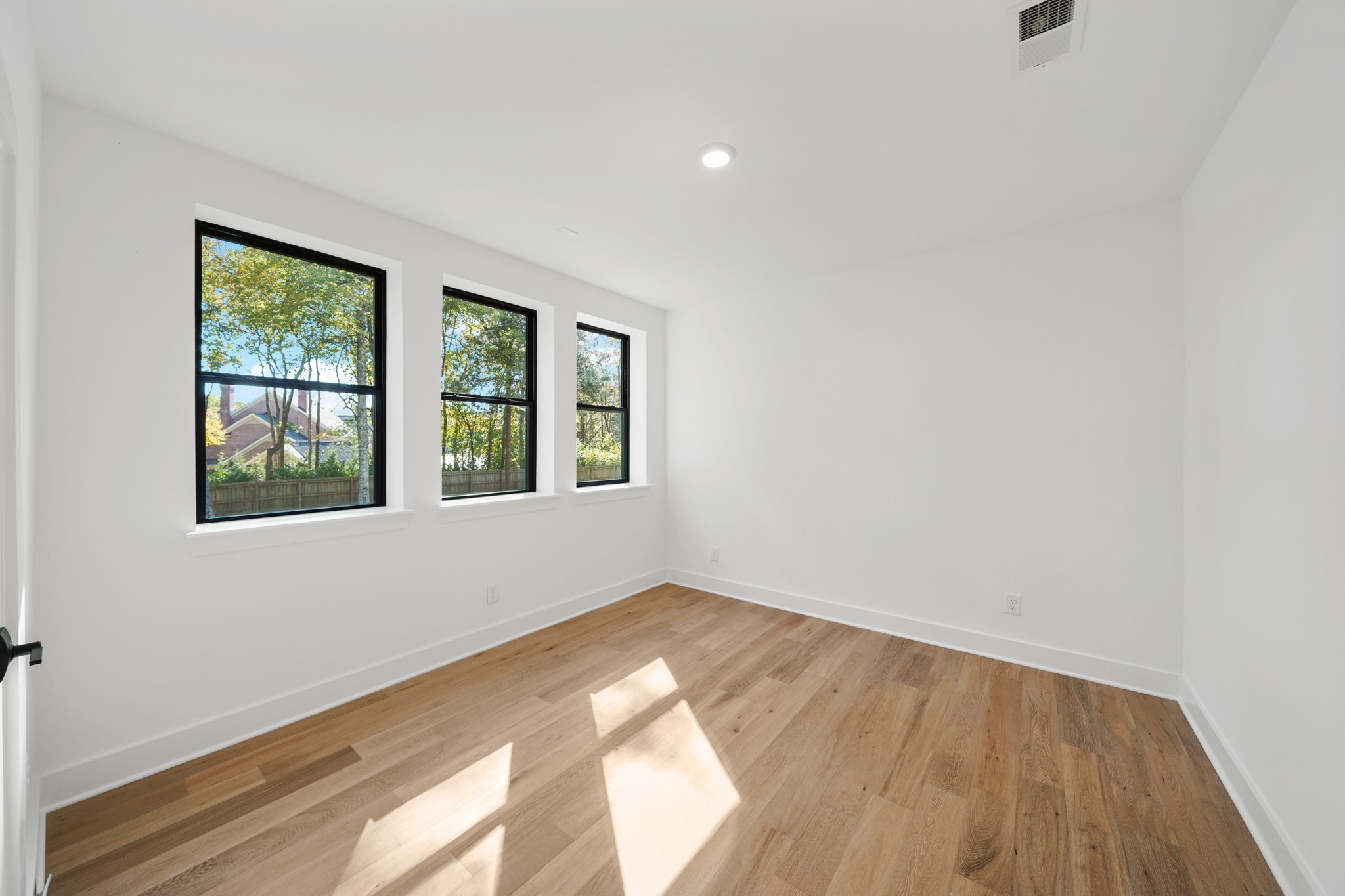 4618 Belmont Park Ter