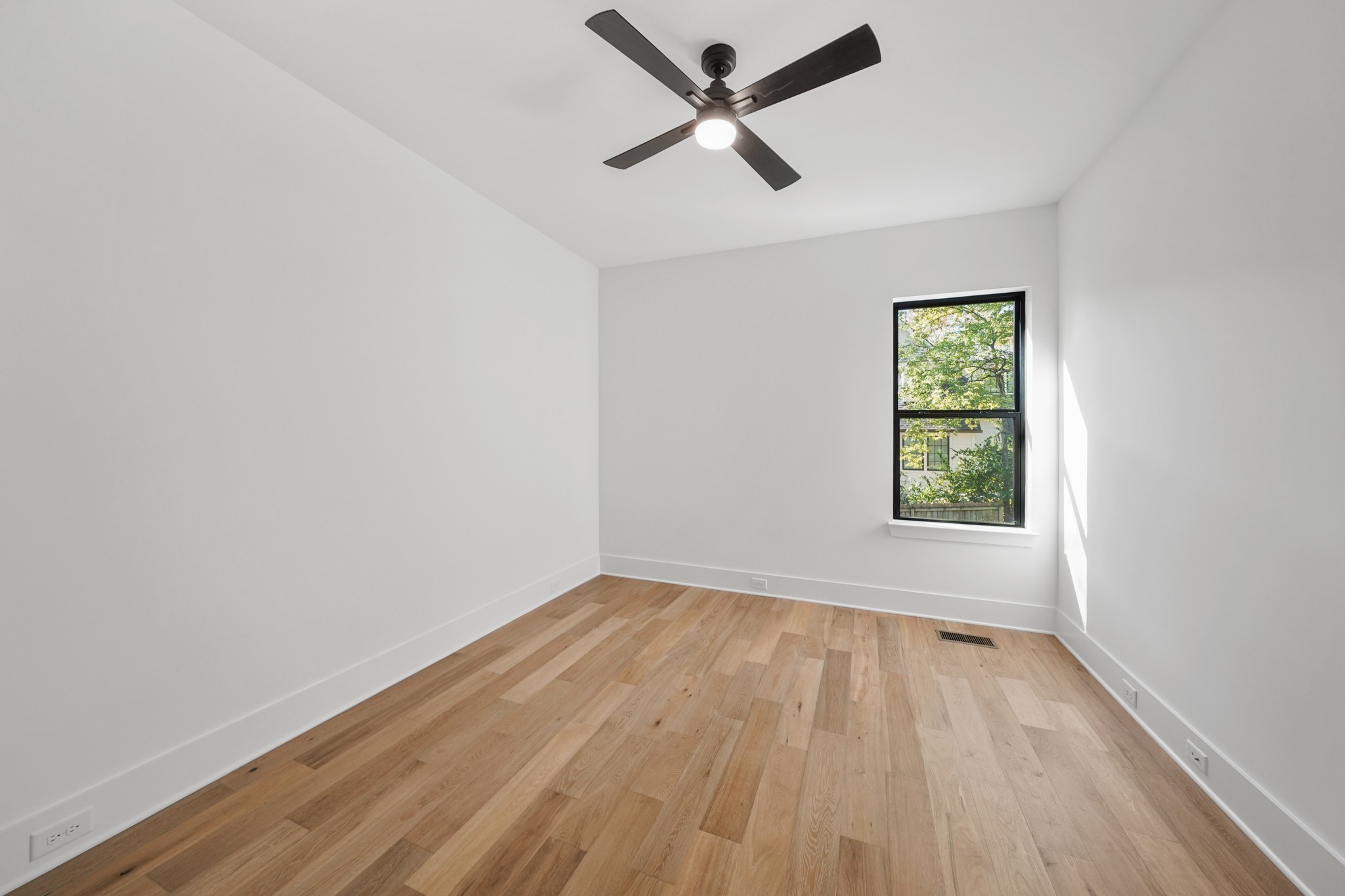4618 Belmont Park Ter