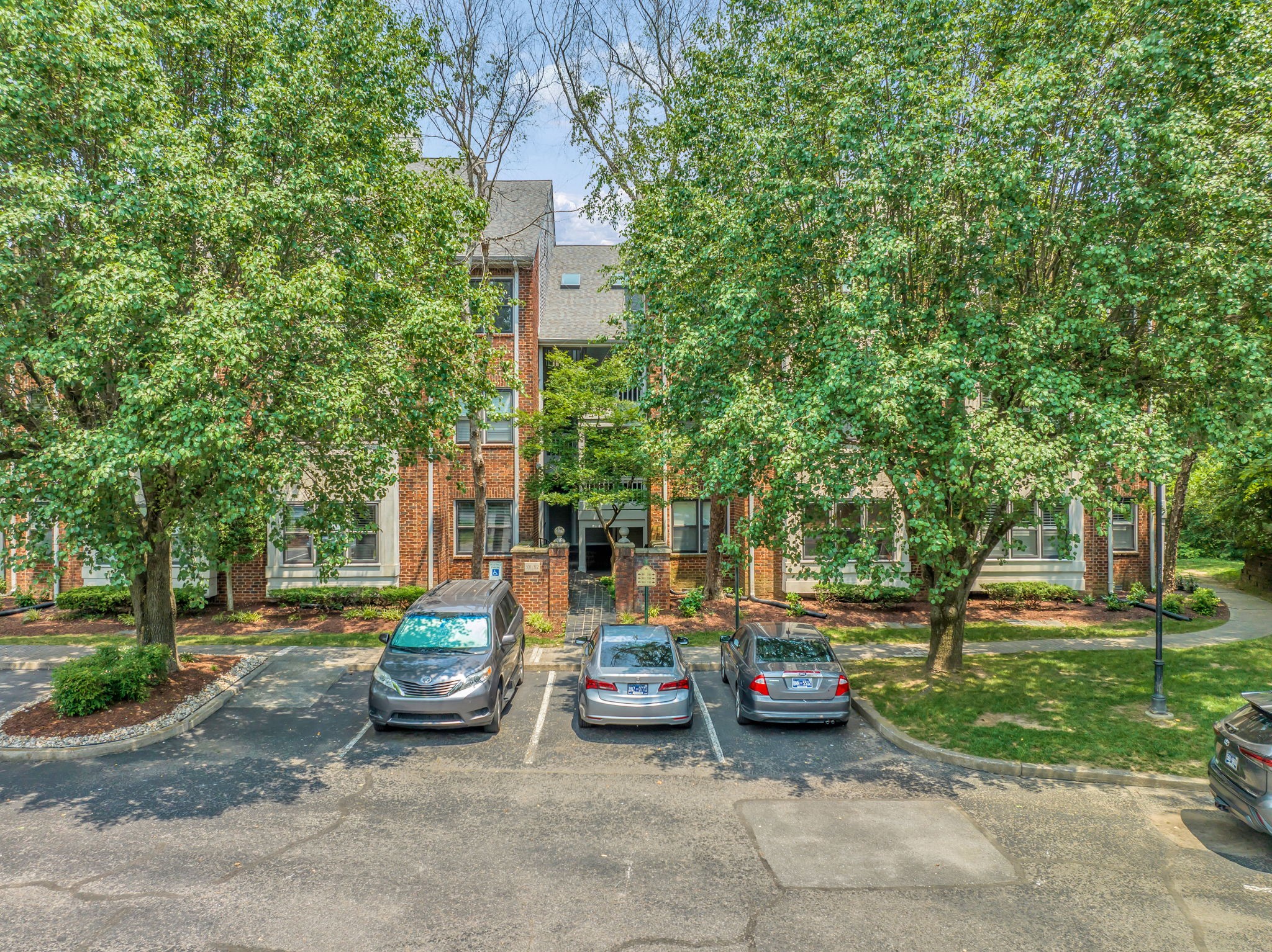 303 Ashlawn Ct