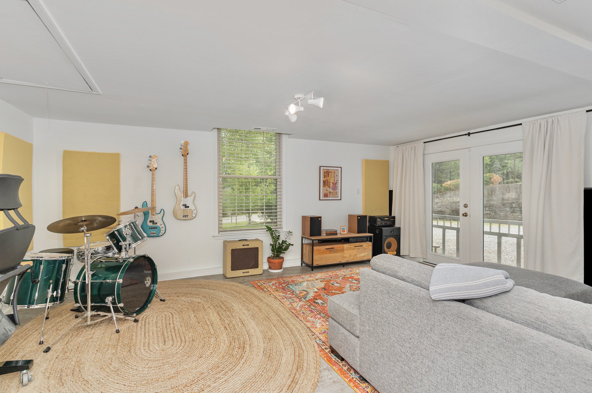 212 London Ln