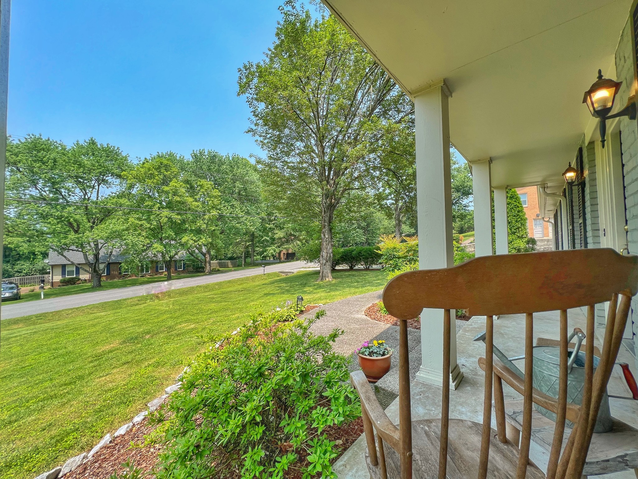 212 London Ln