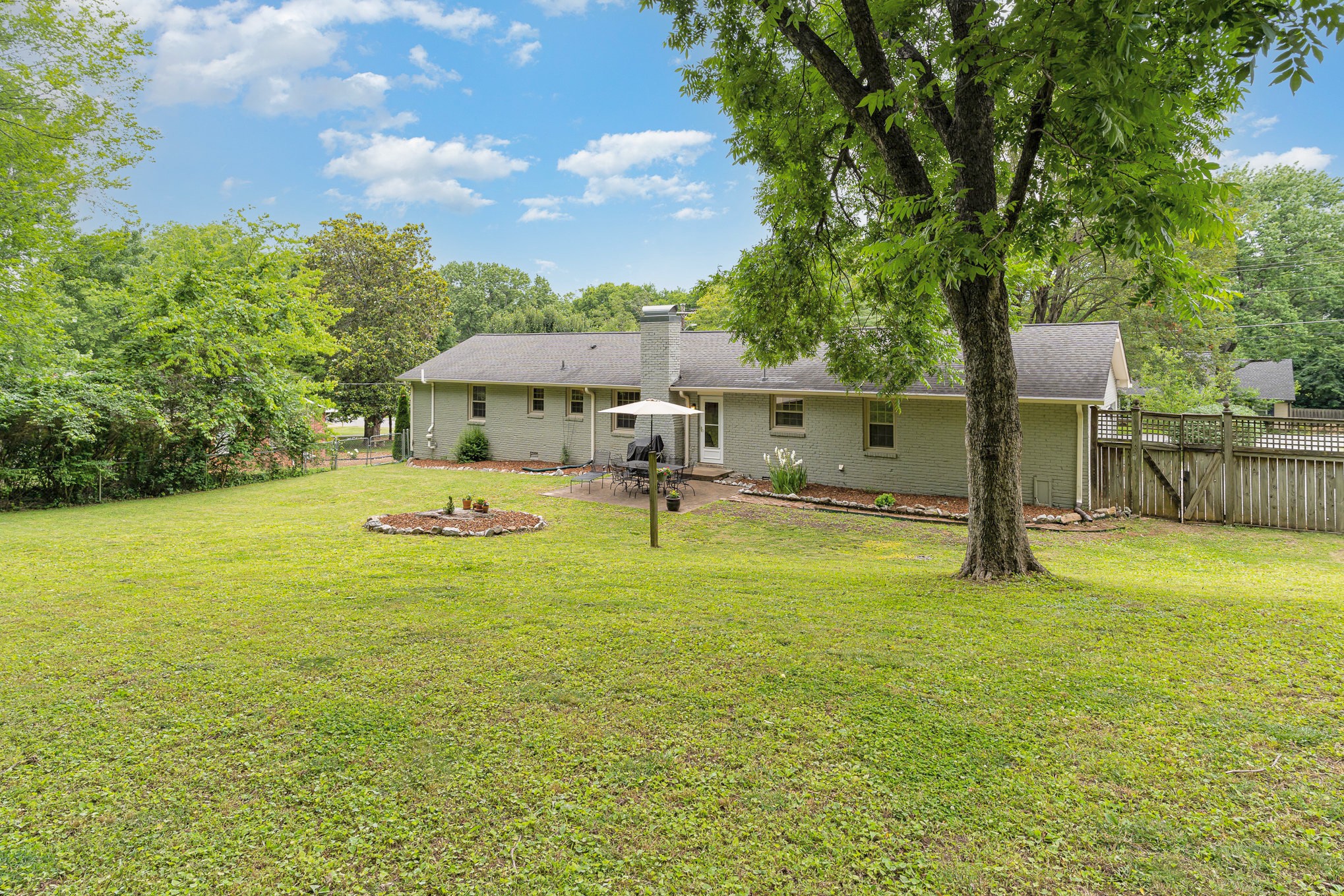 212 London Ln