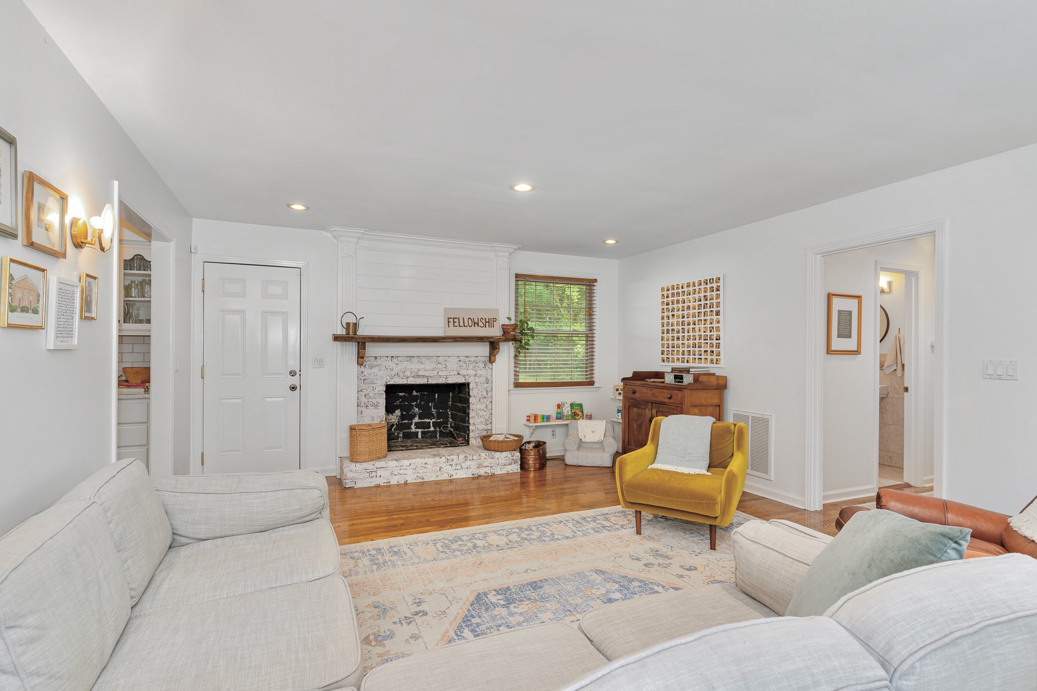 212 London Ln
