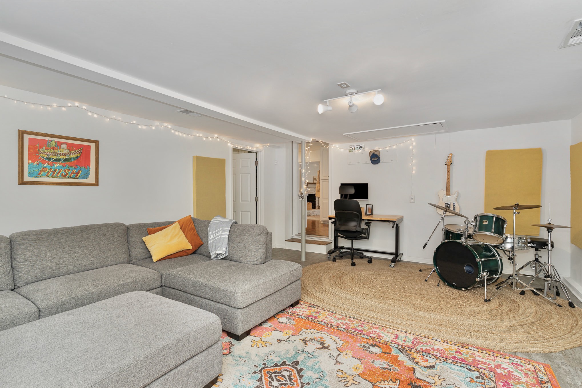 212 London Ln