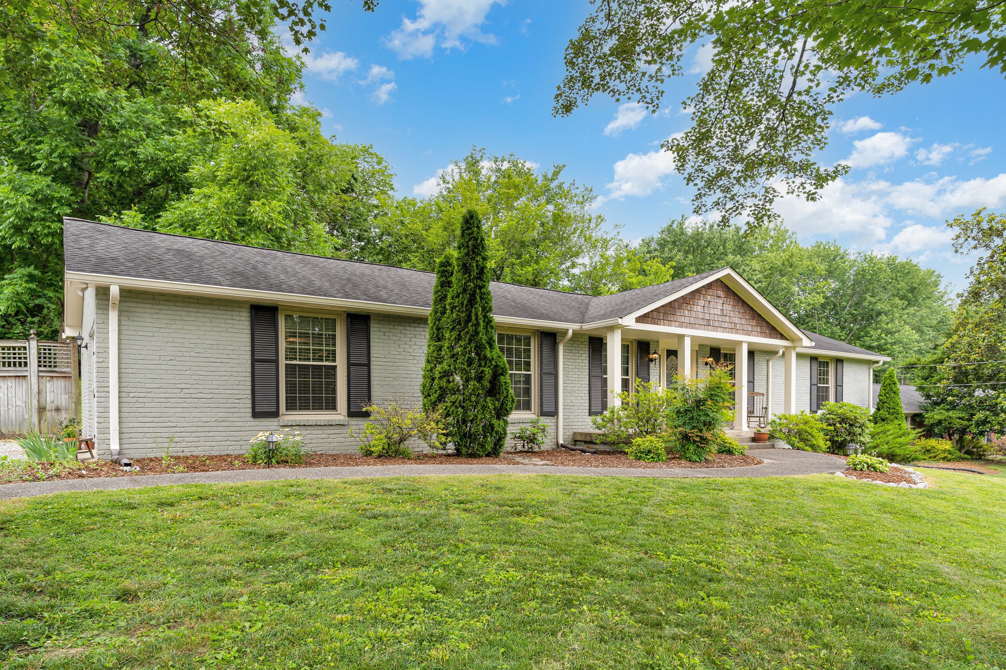 212 London Ln