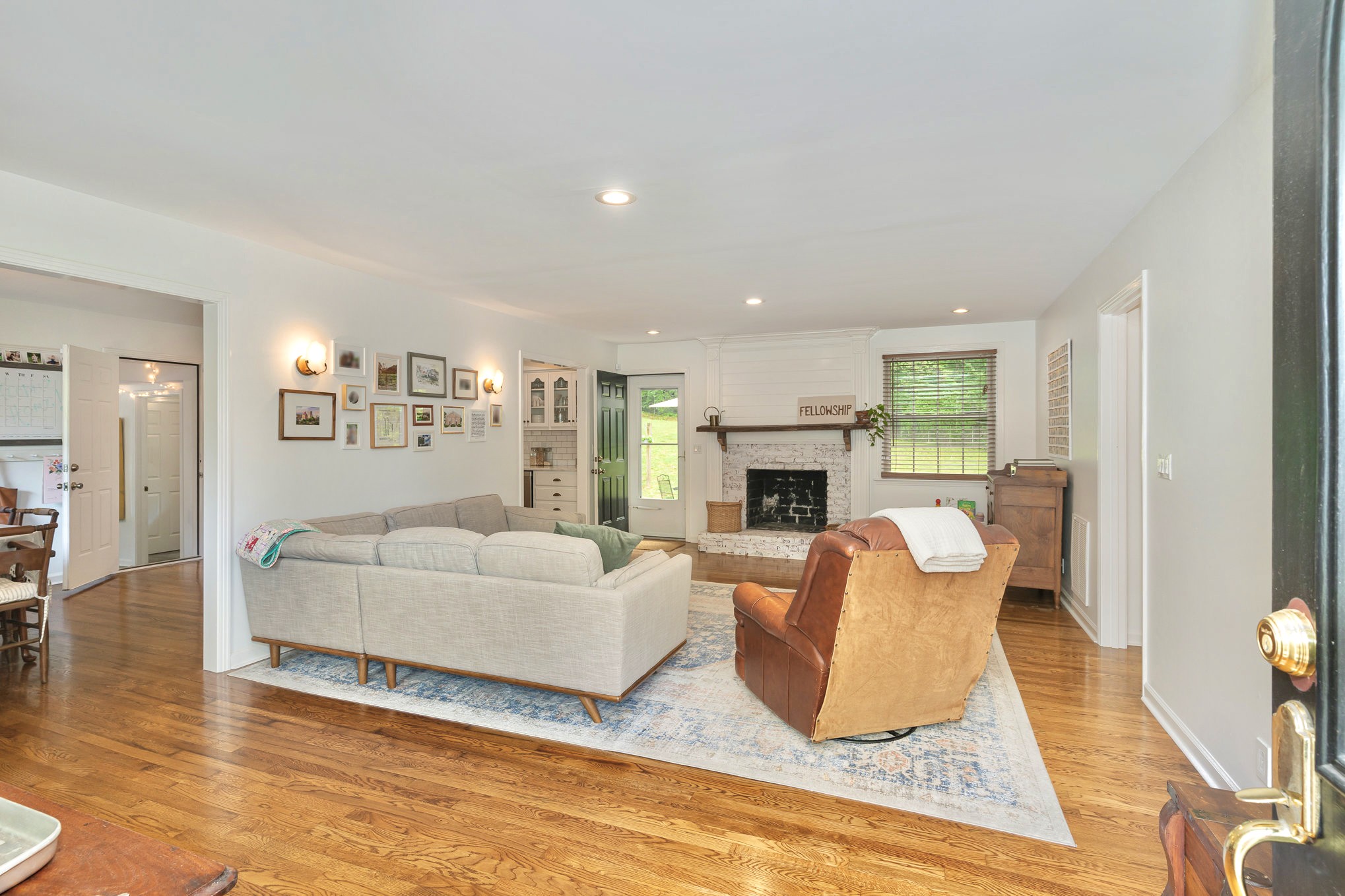 212 London Ln