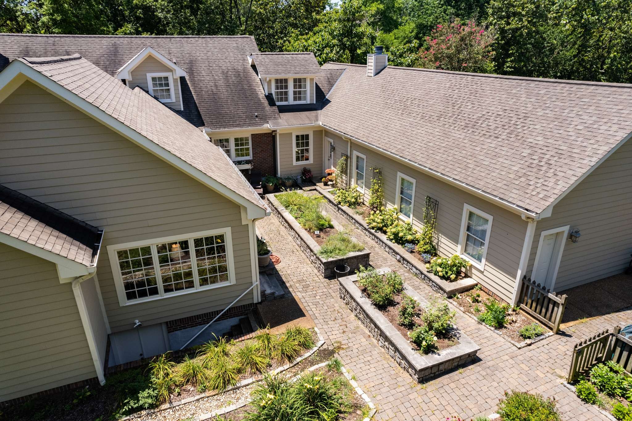 1520 Graybar Ln