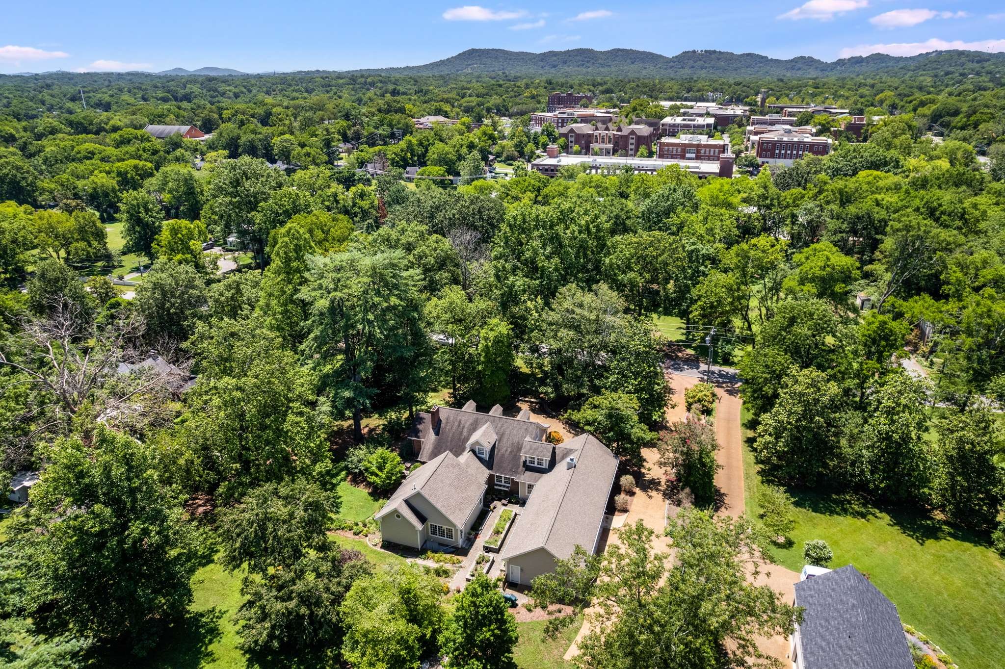 1520 Graybar Ln