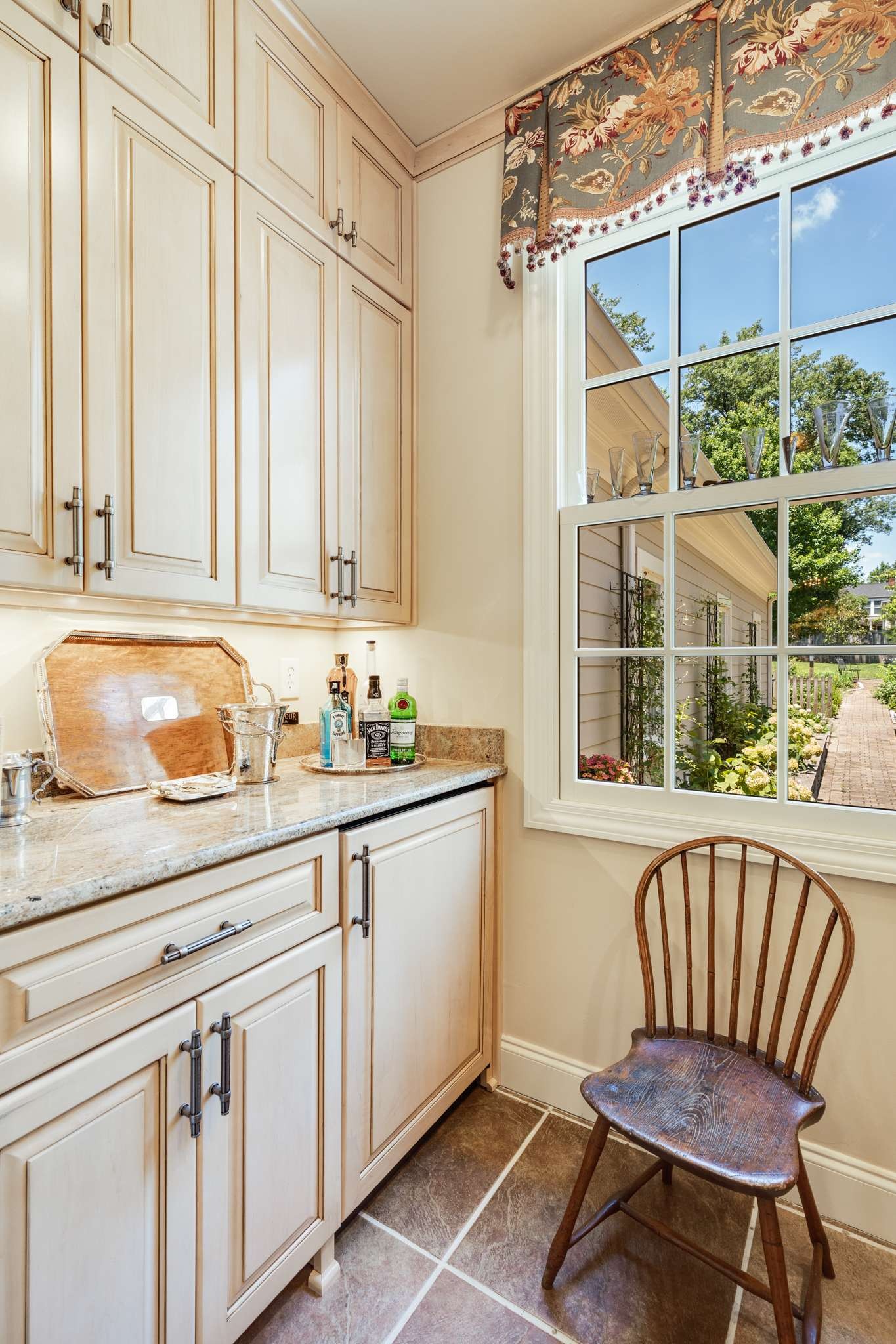 1520 Graybar Ln