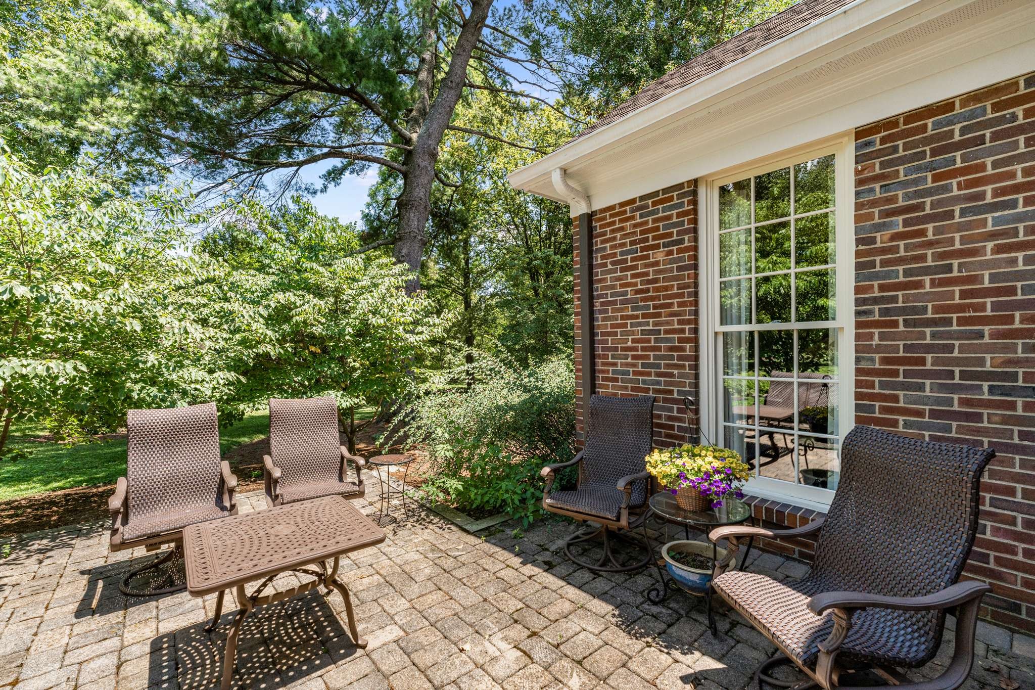 1520 Graybar Ln