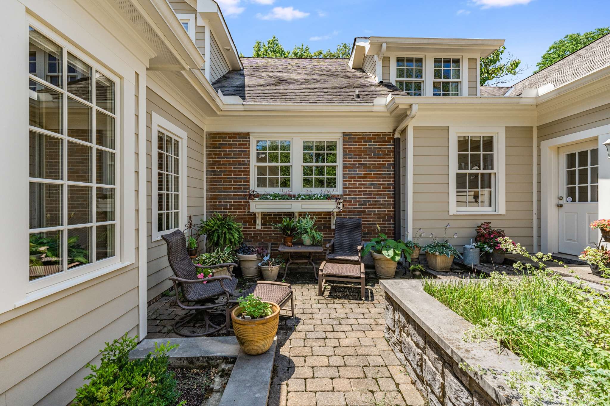 1520 Graybar Ln