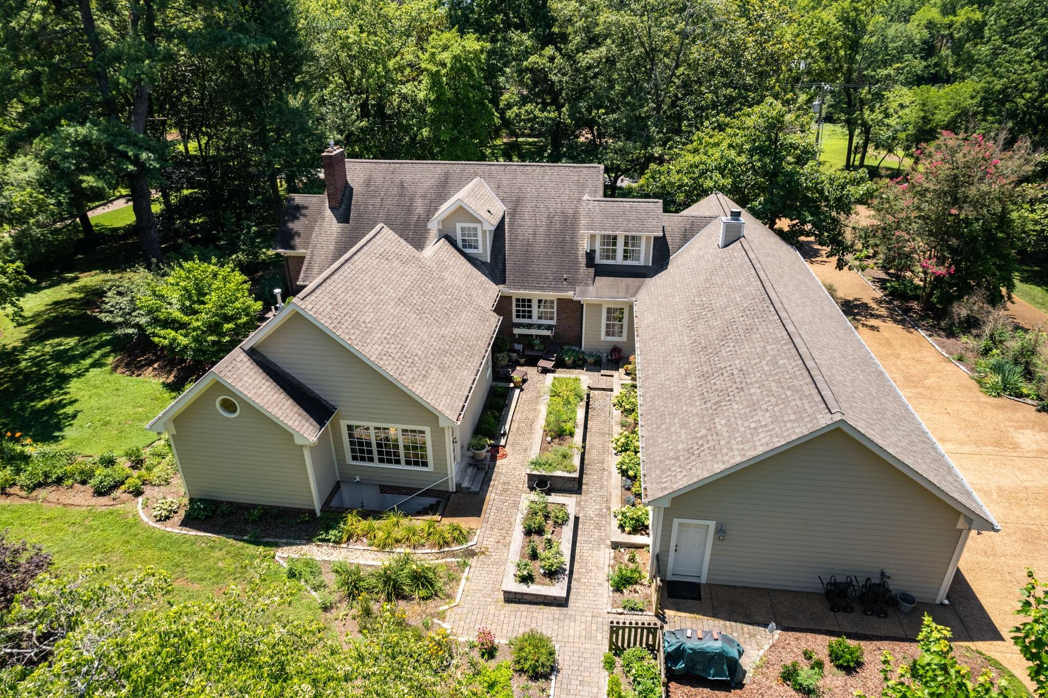 1520 Graybar Ln
