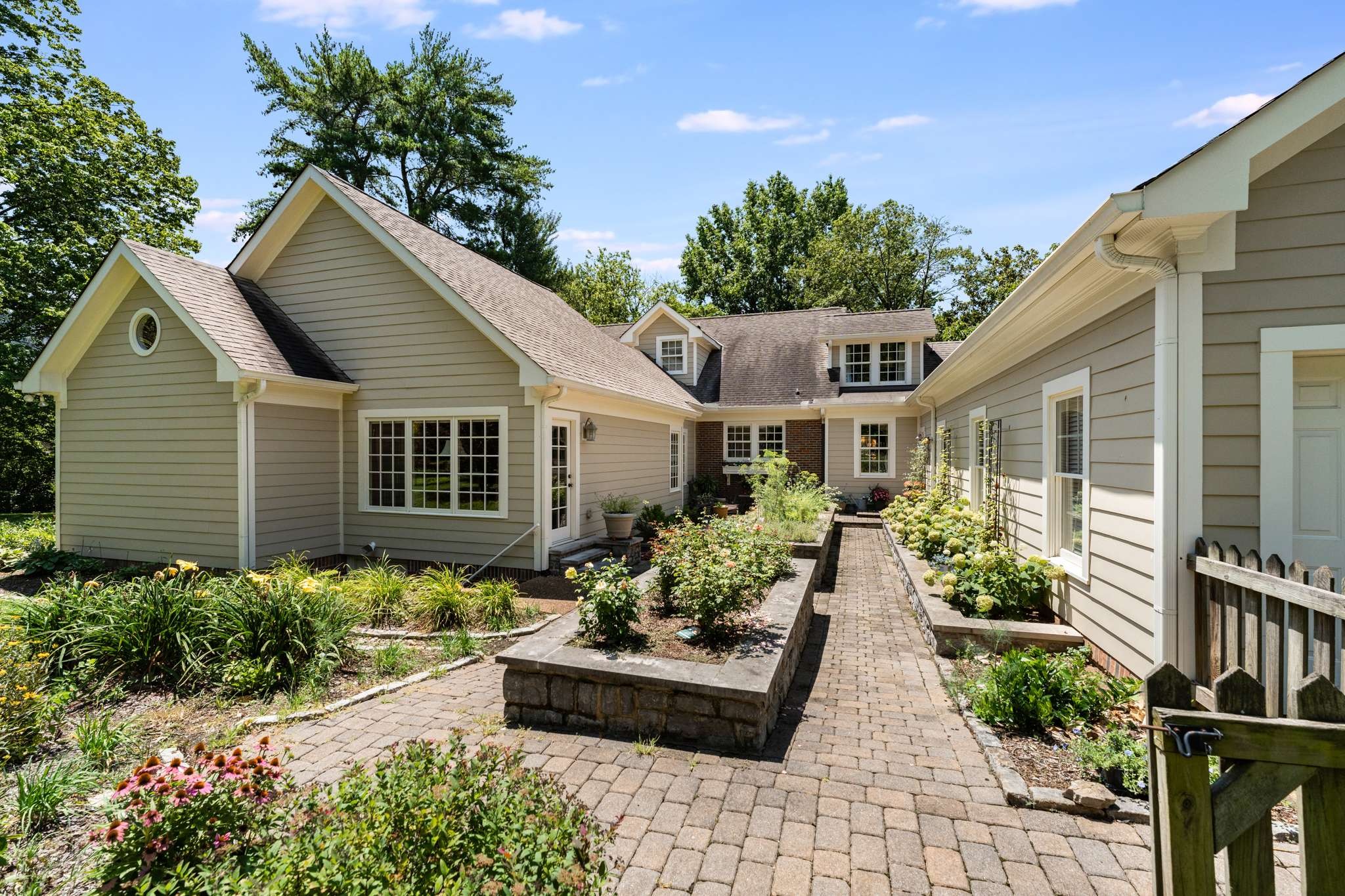 1520 Graybar Ln