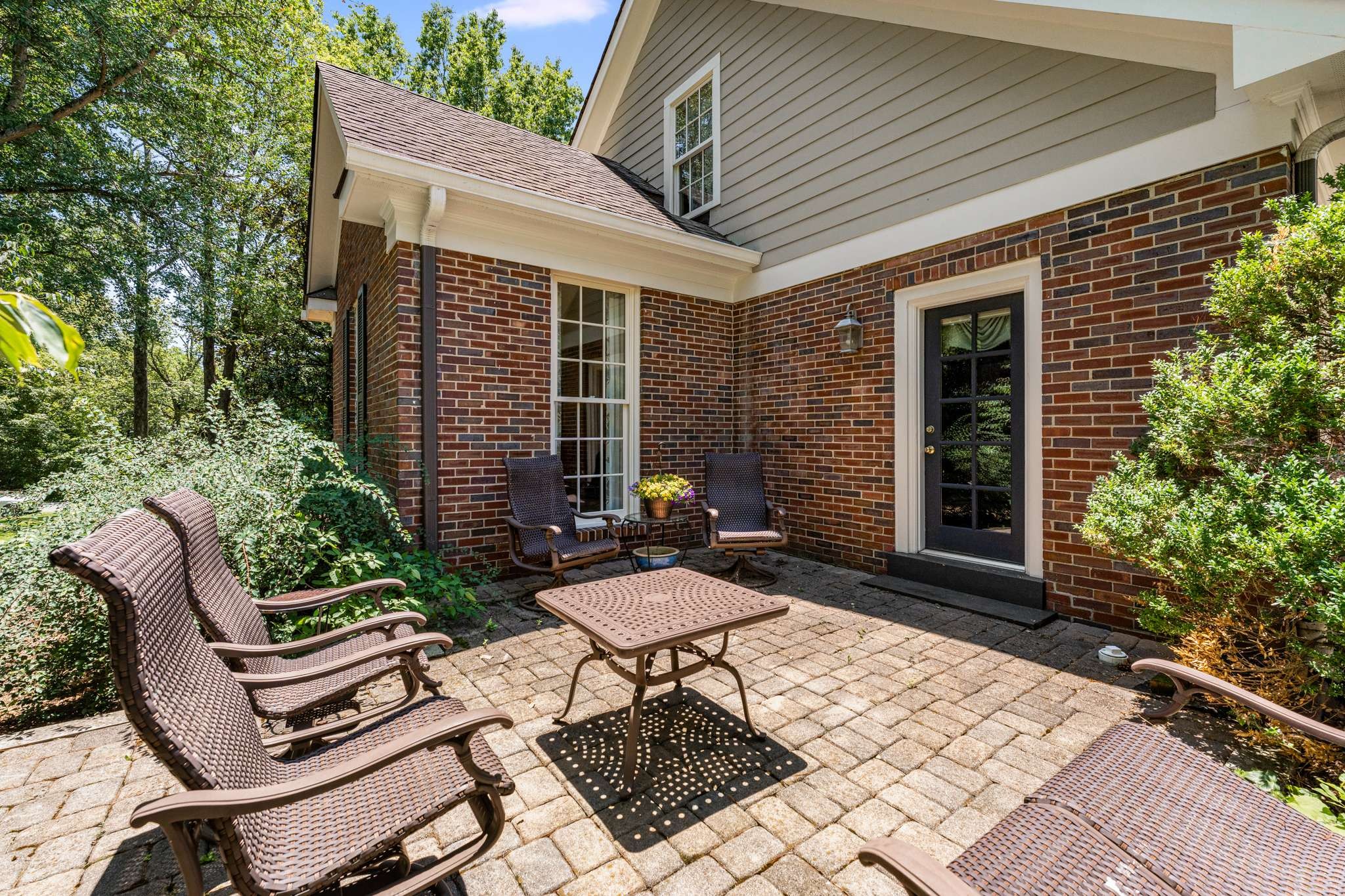 1520 Graybar Ln