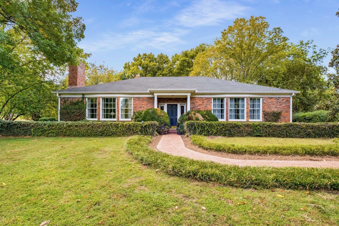 1225 Chickering Rd