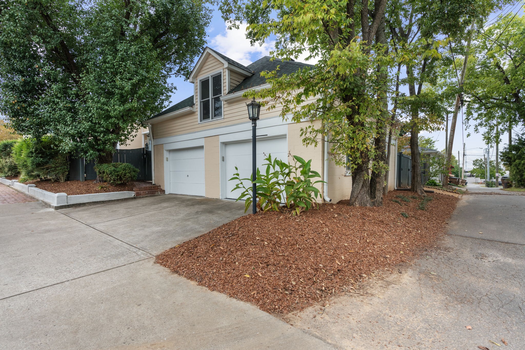 1113 Holly St