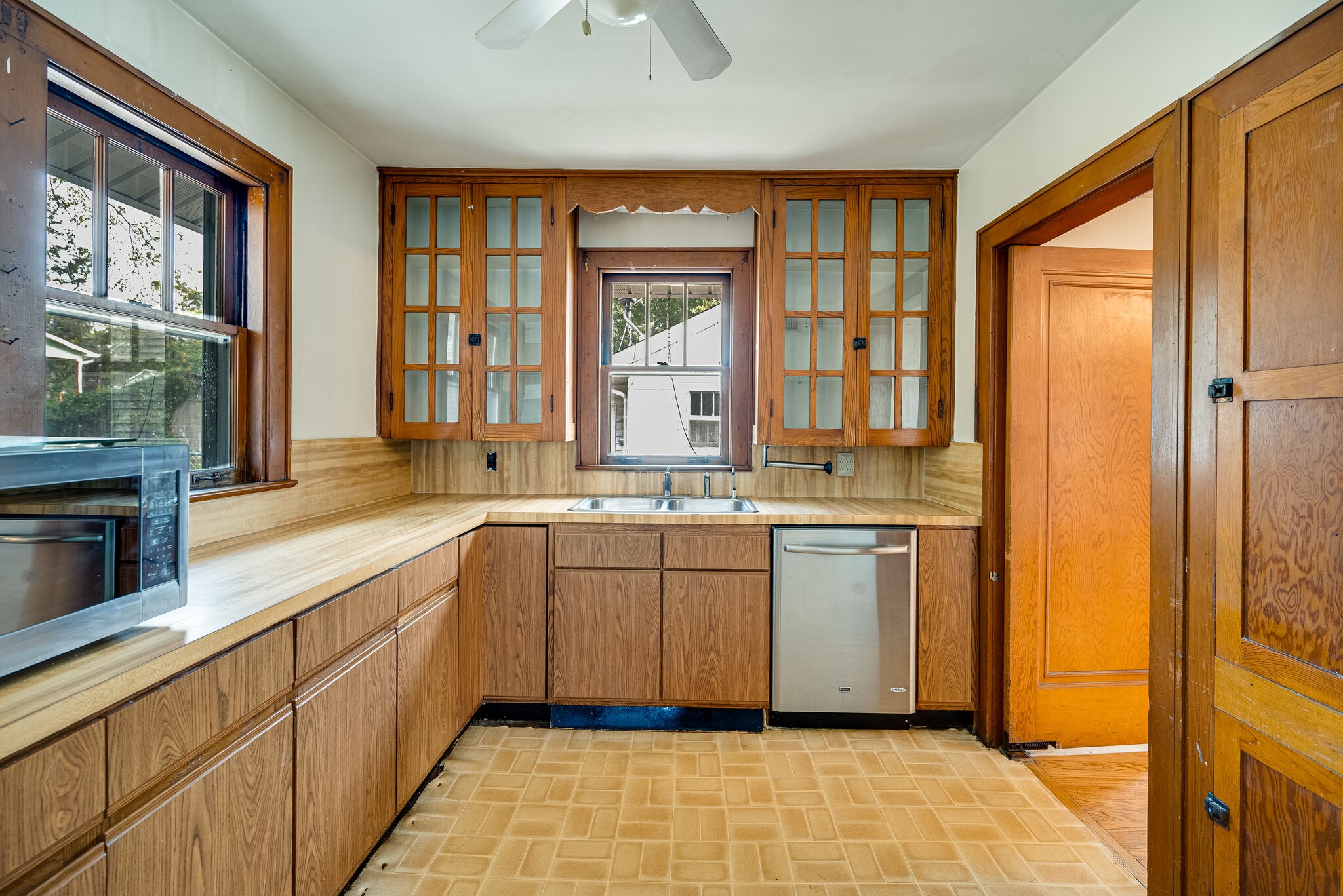 1123 Stratford Ave