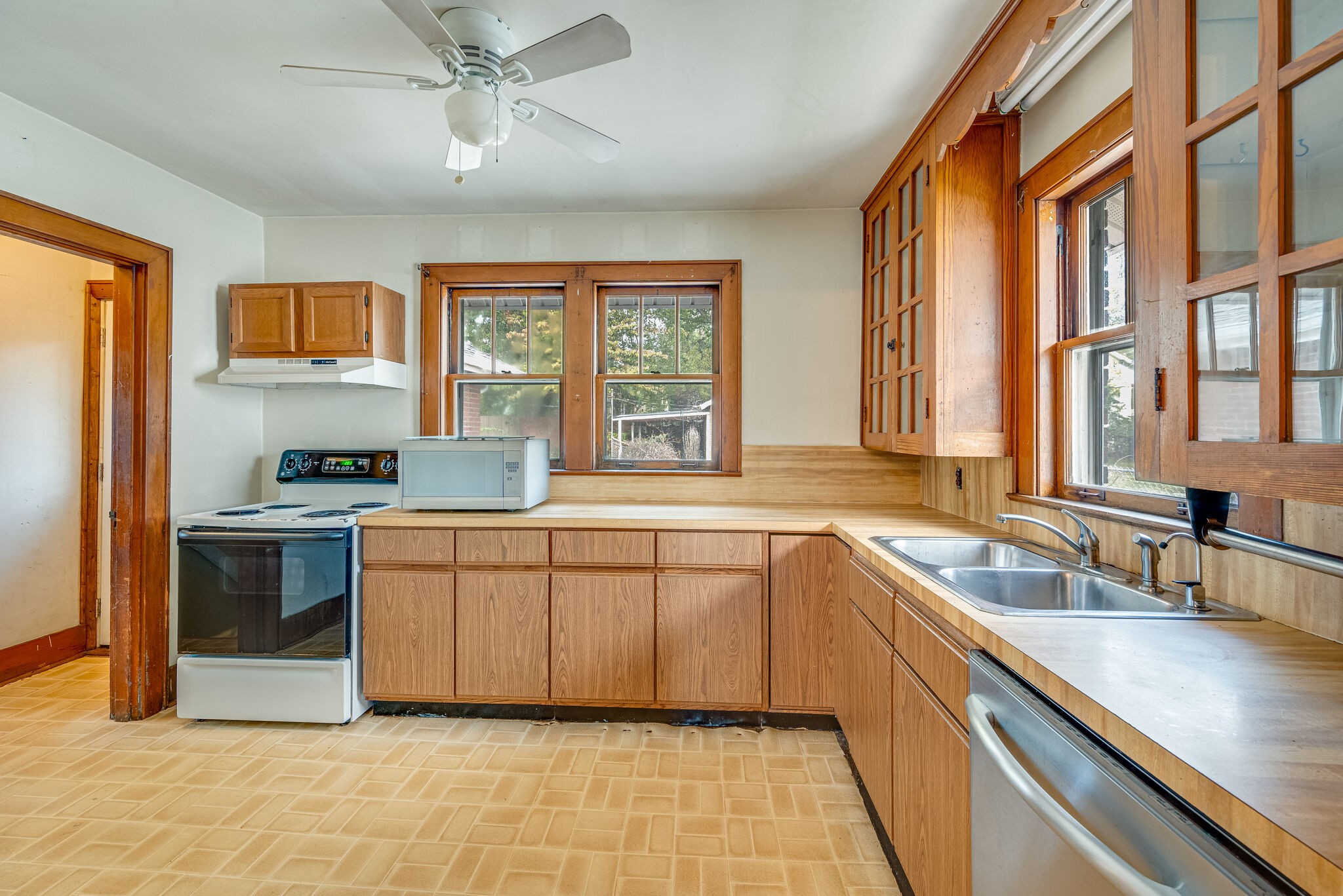 1123 Stratford Ave