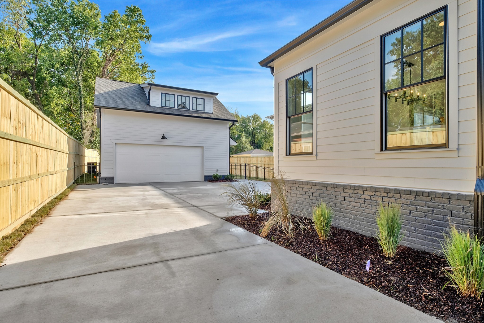 4033 Westlawn Dr