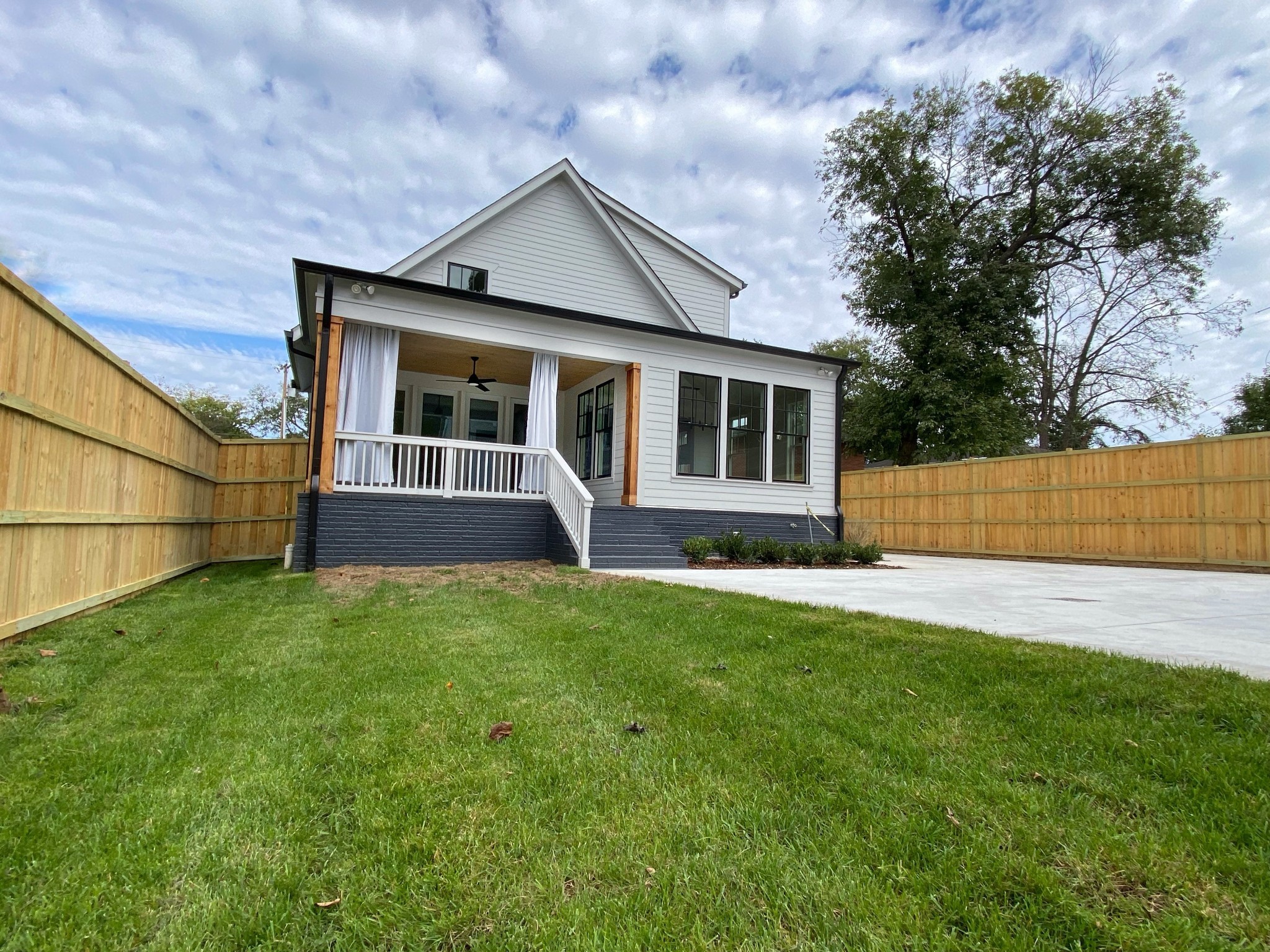 4033 Westlawn Dr