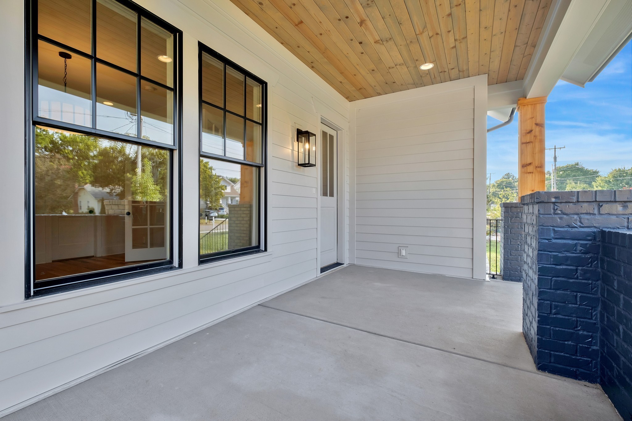 4033 Westlawn Dr