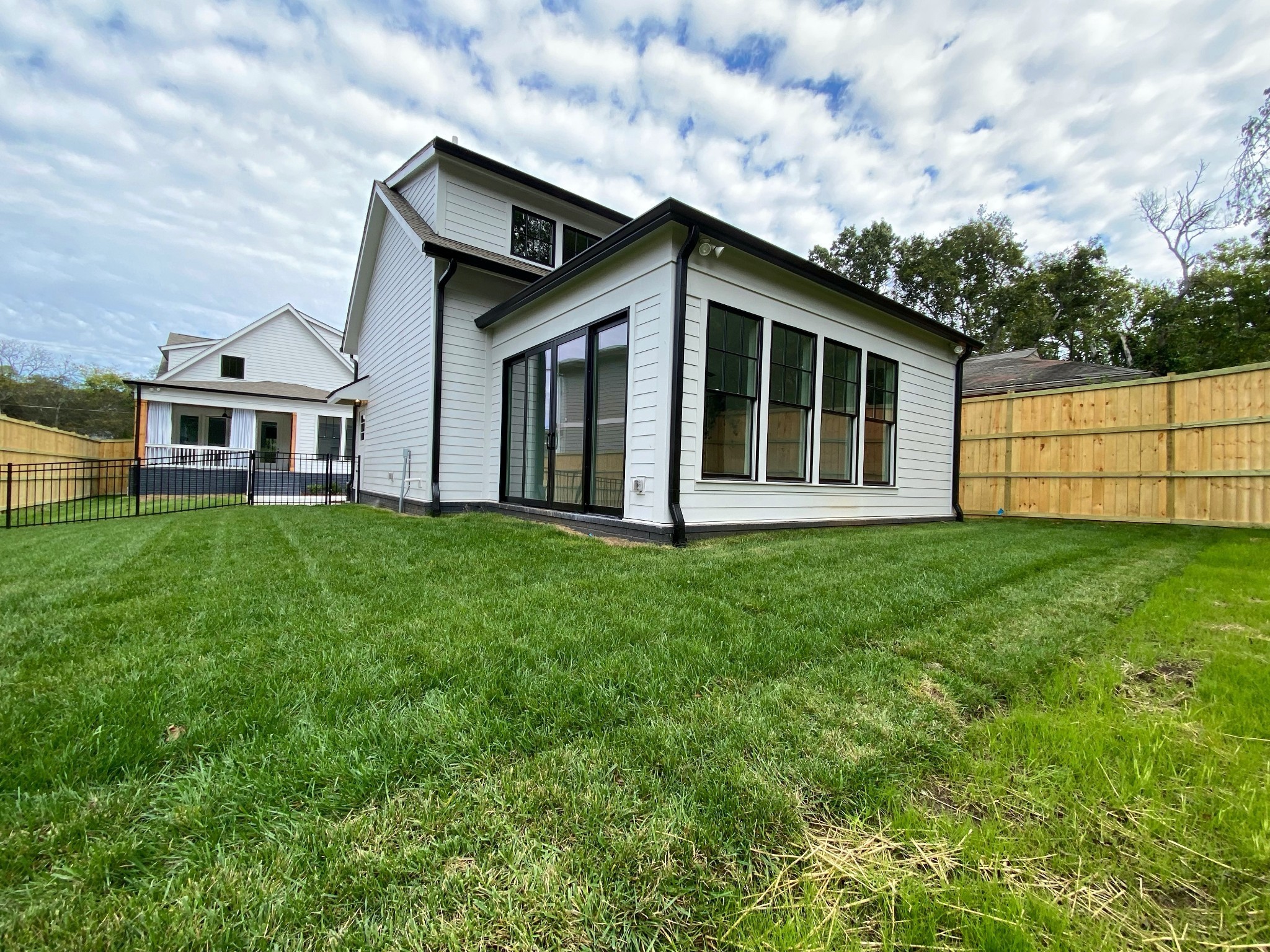 4033 Westlawn Dr