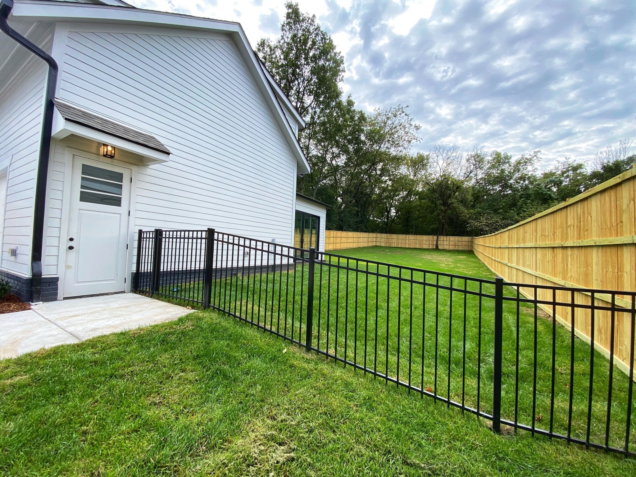 4033 Westlawn Dr
