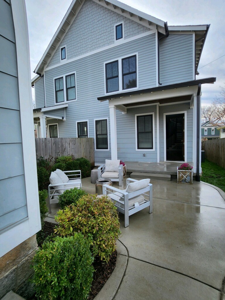916B Montrose Ave