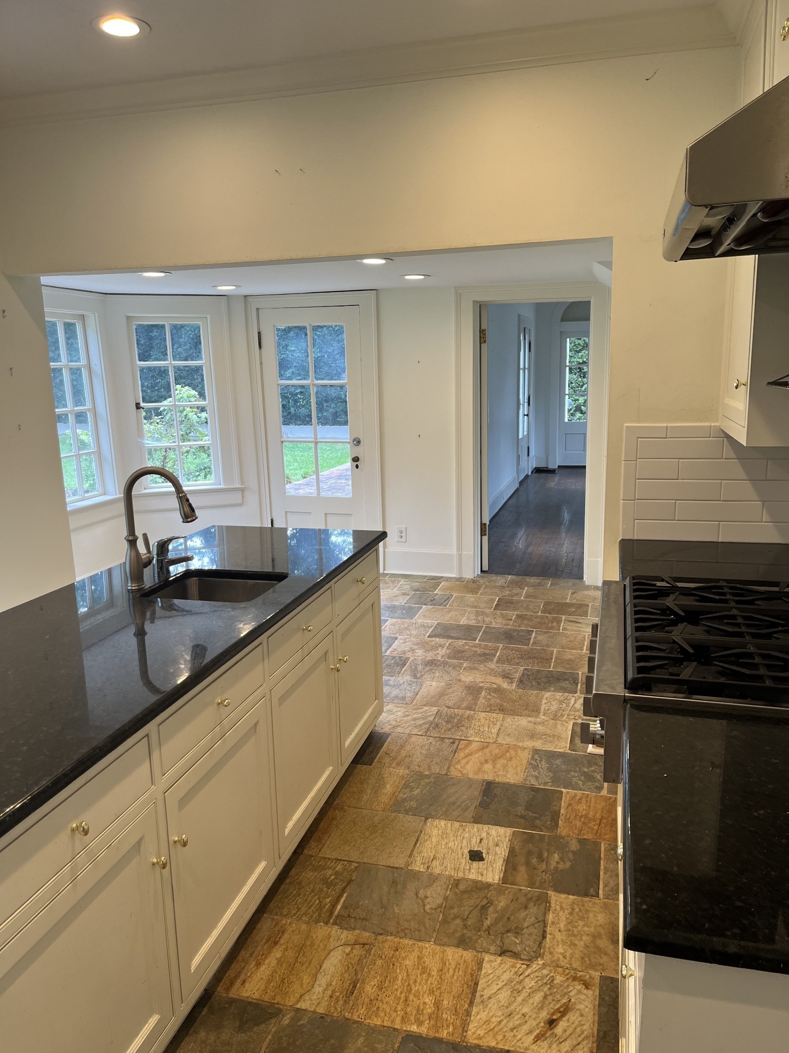 310 Lynnwood Blvd