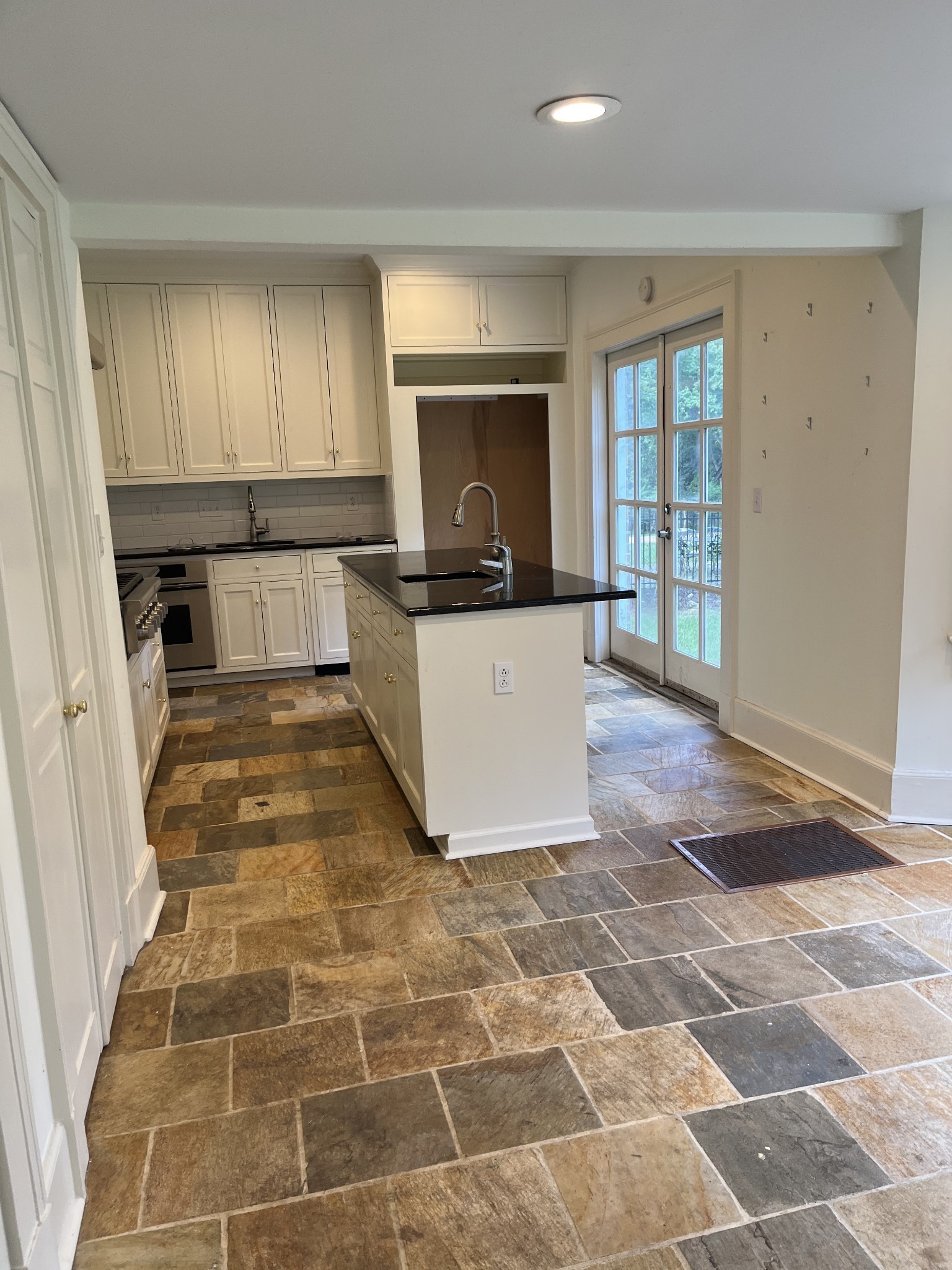 310 Lynnwood Blvd
