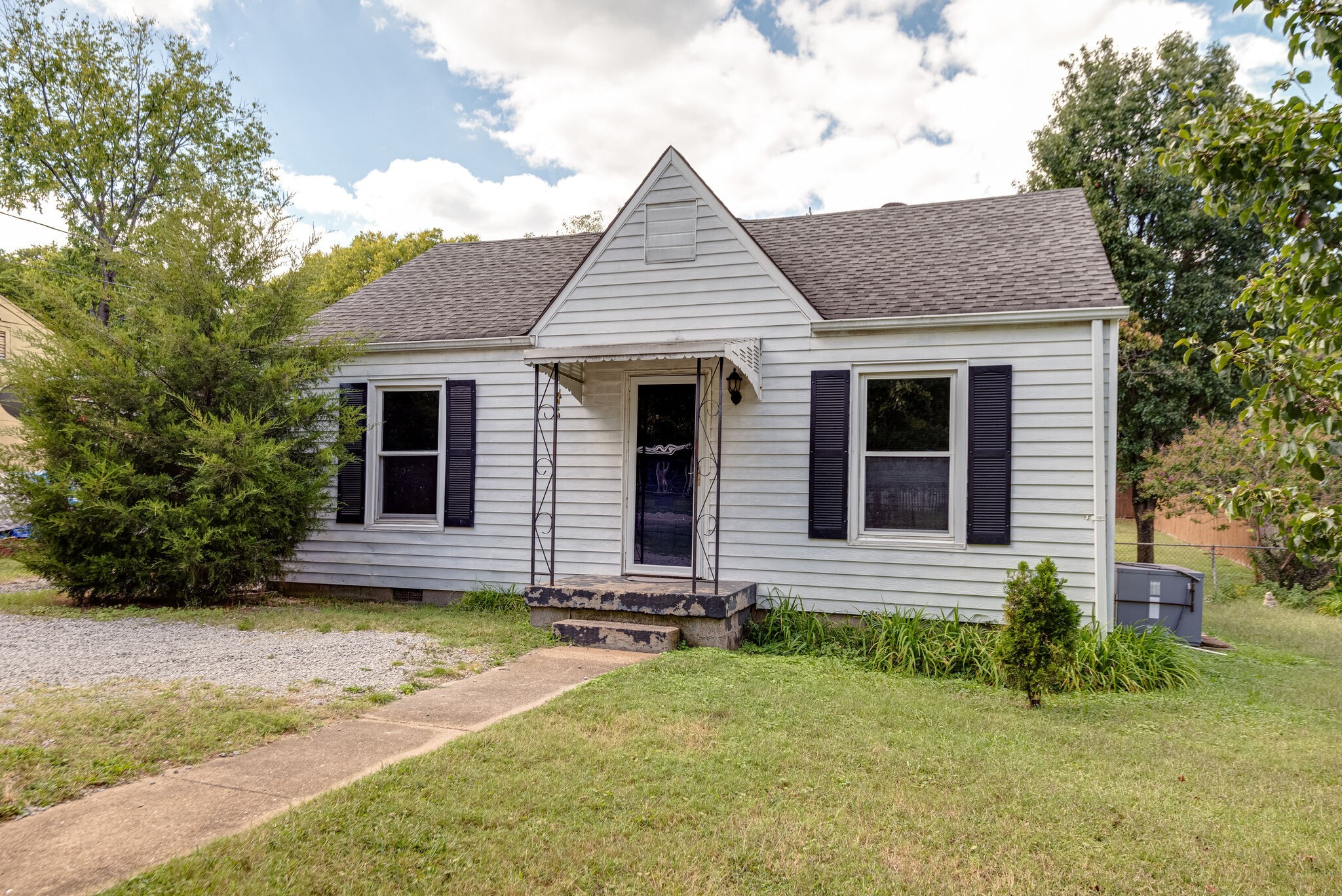 3015 Louise Dr