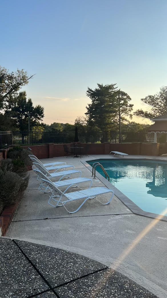 401 W Hillwood Dr
