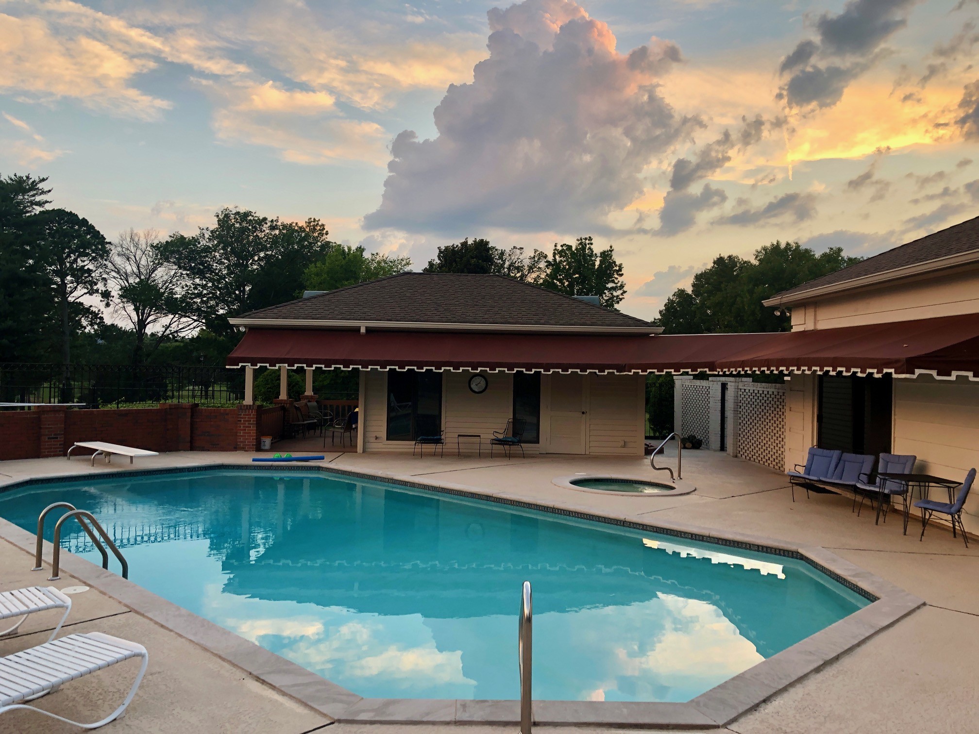 401 W Hillwood Dr