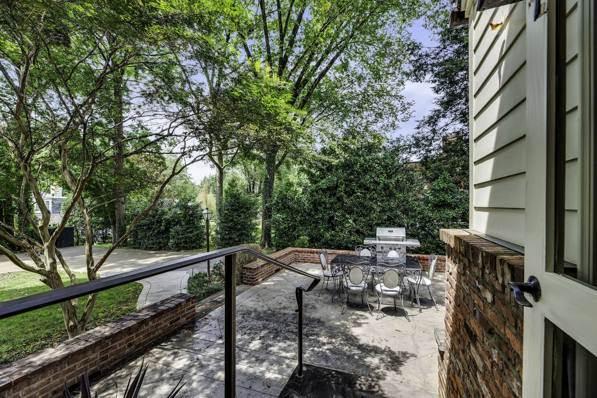 221 Evelyn Ave