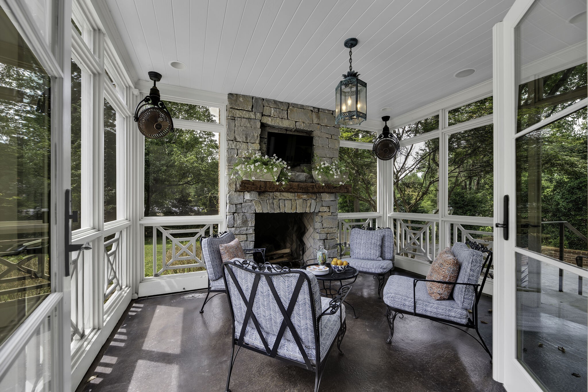 221 Evelyn Ave