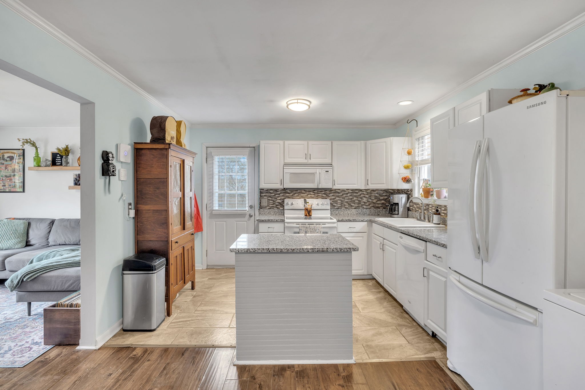 7064 River Road Pike