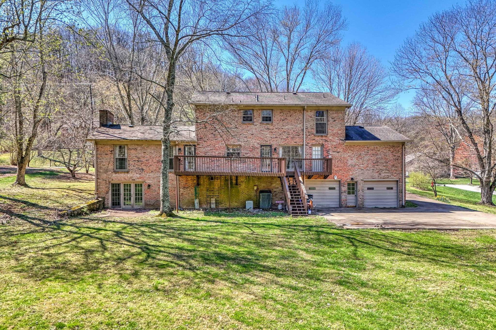5528 Hillview Dr