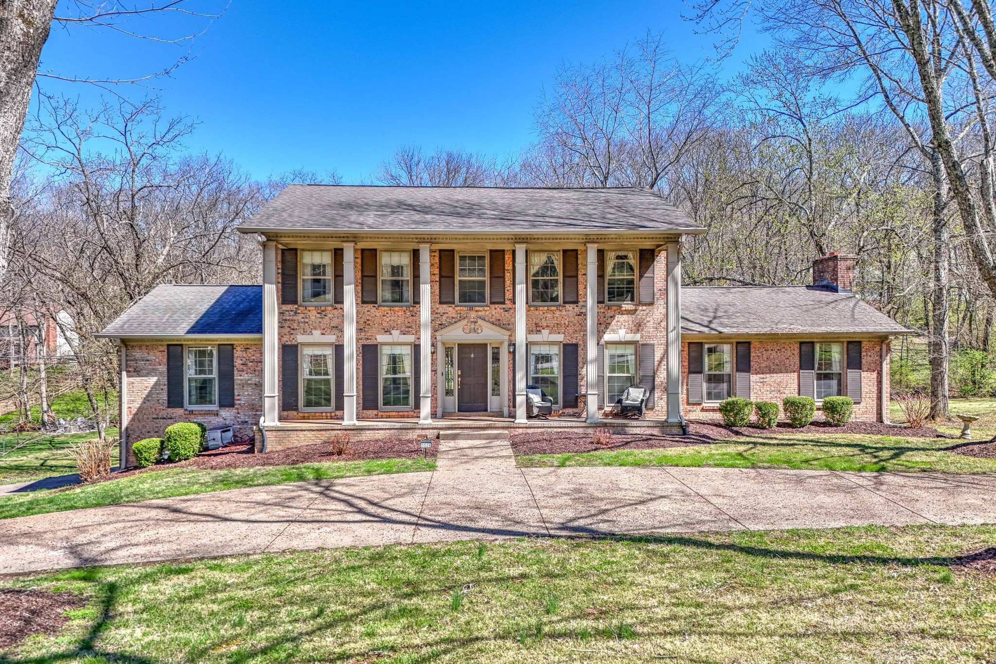 5528 Hillview Dr