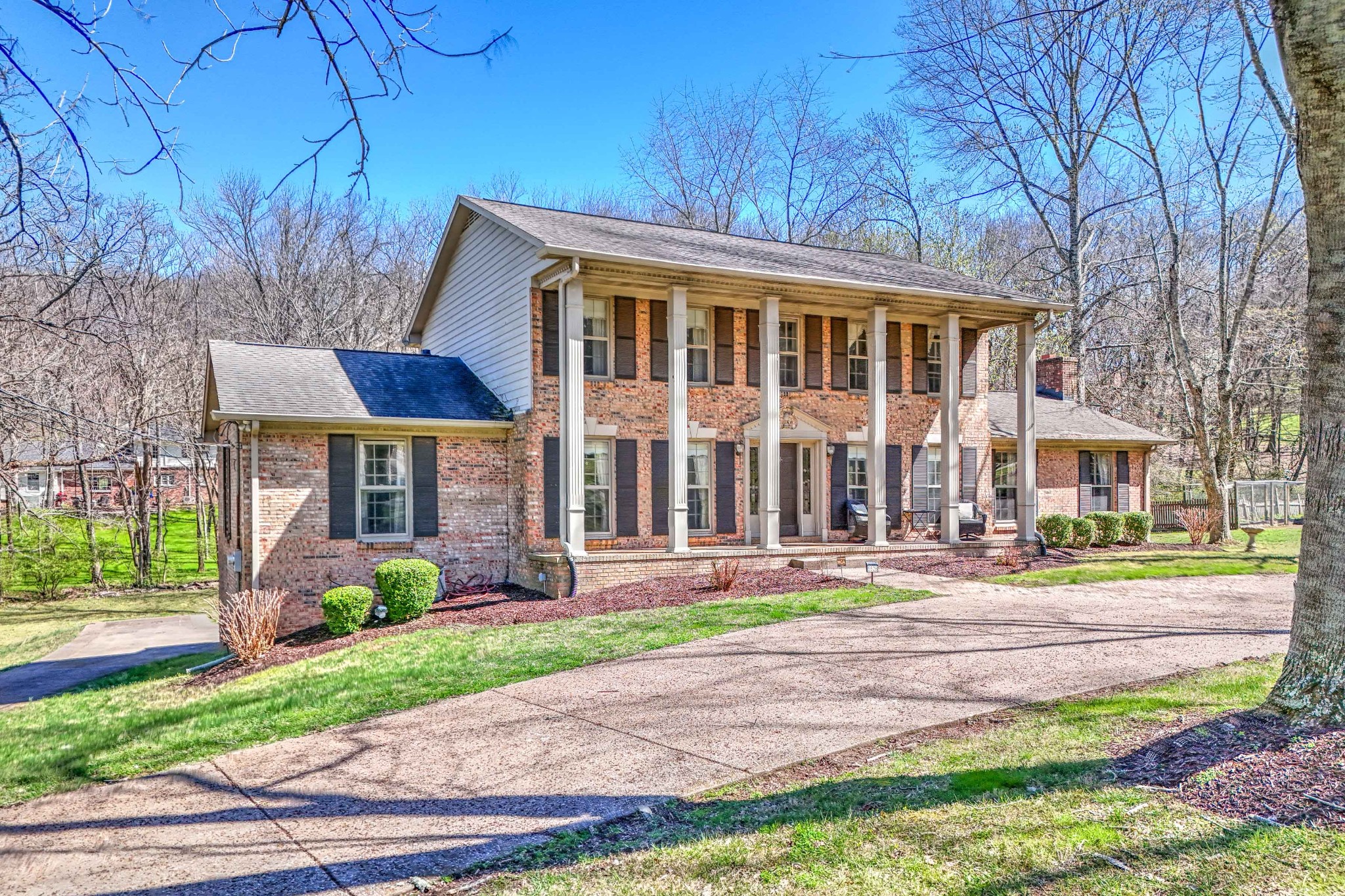5528 Hillview Dr