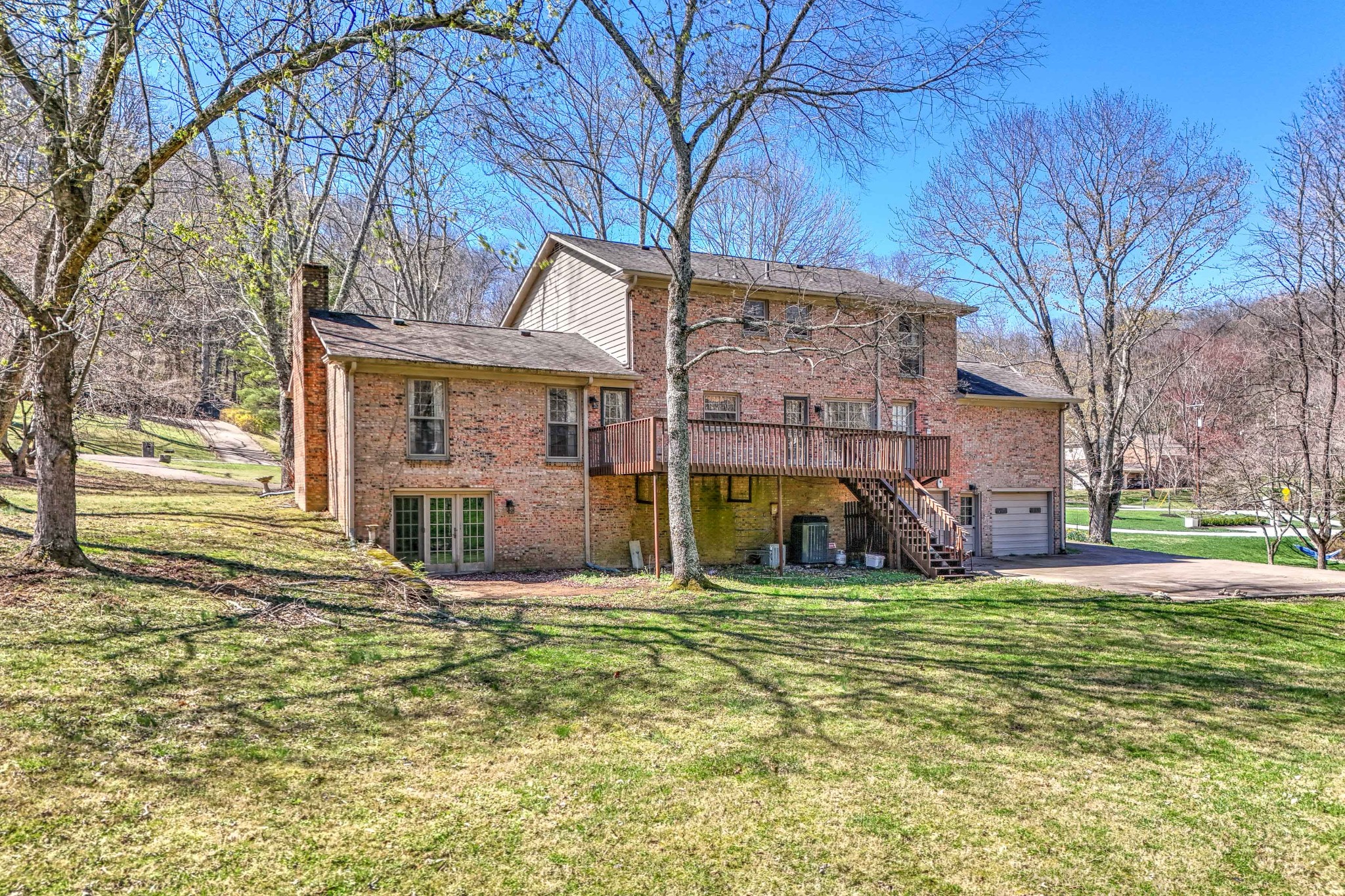 5528 Hillview Dr