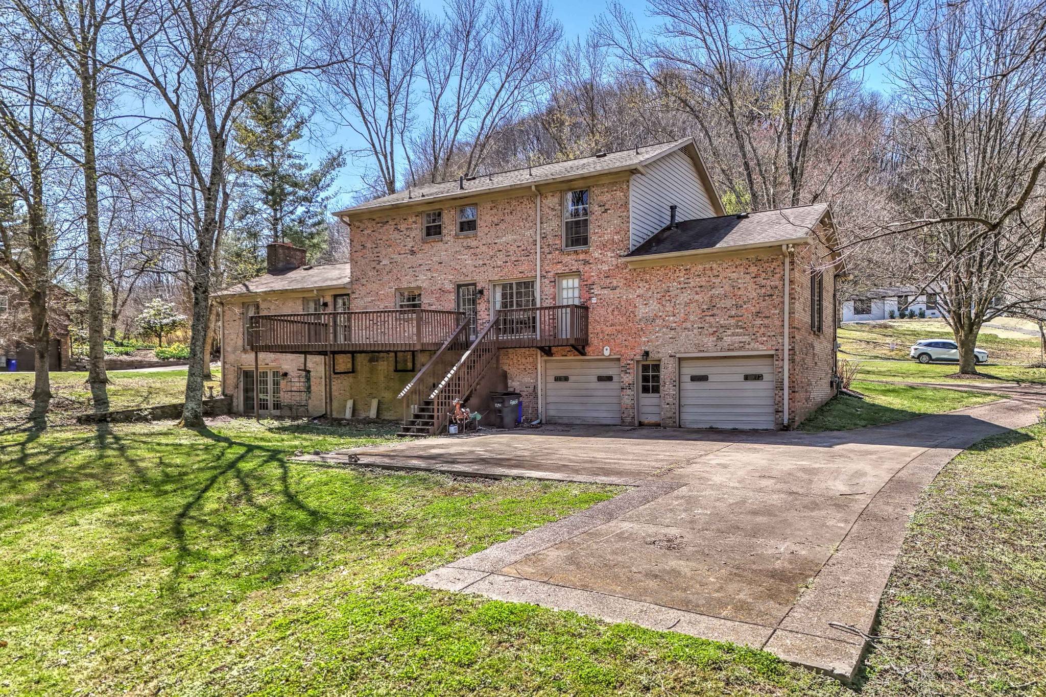 5528 Hillview Dr