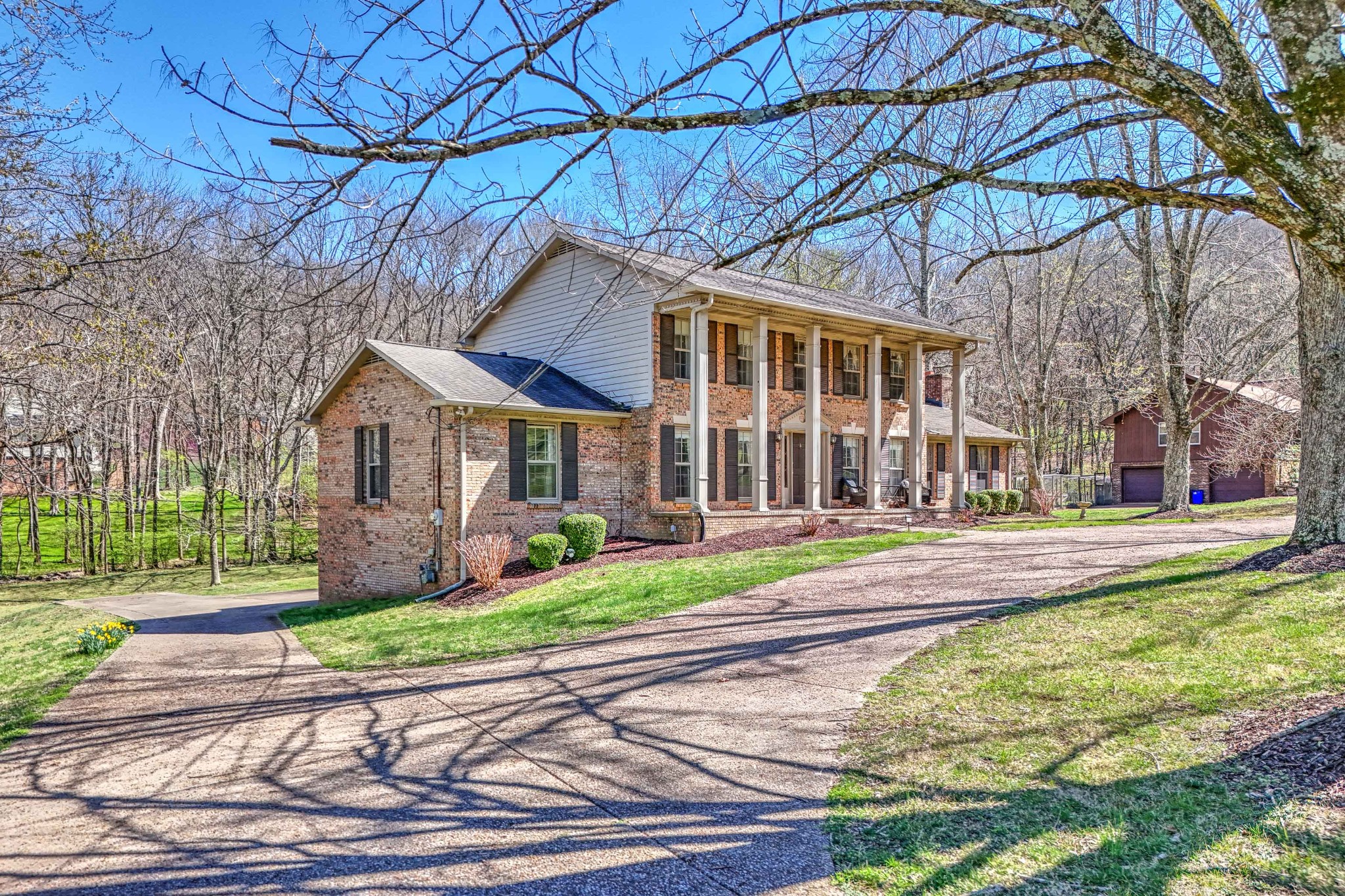 5528 Hillview Dr