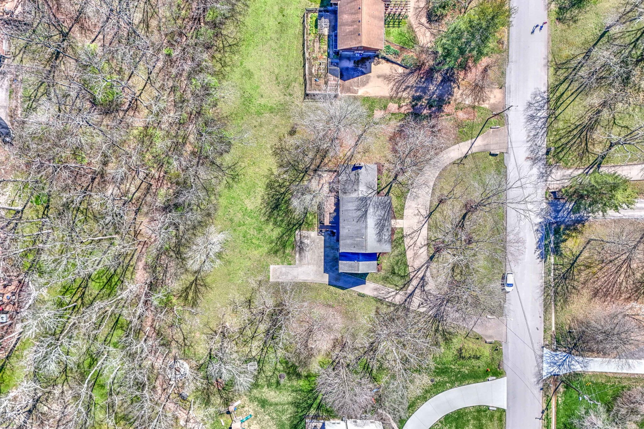 5528 Hillview Dr