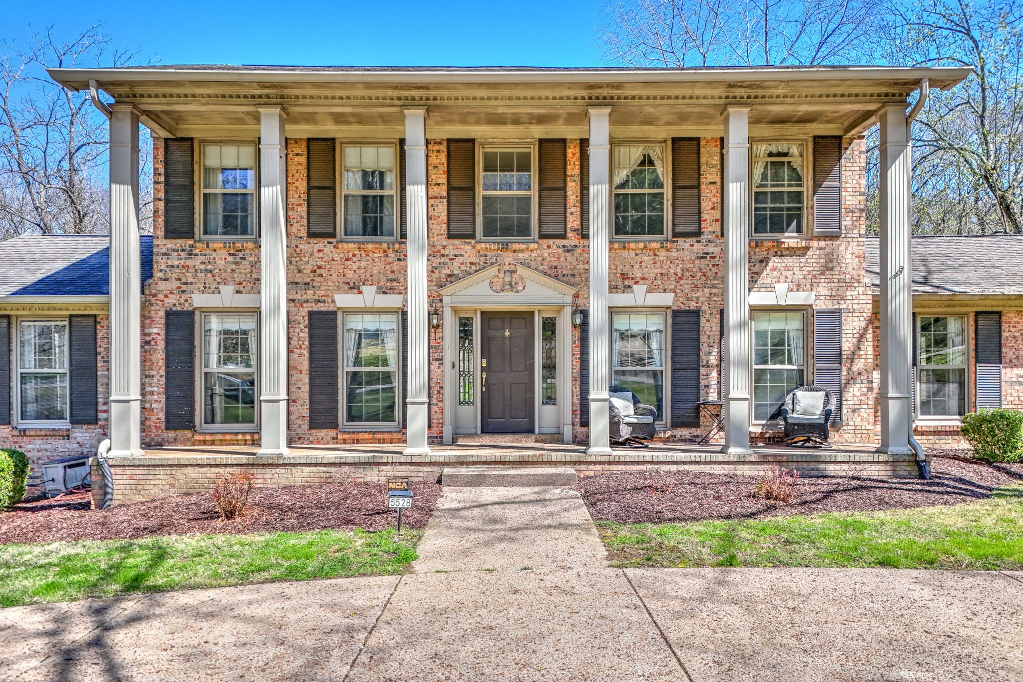 5528 Hillview Dr