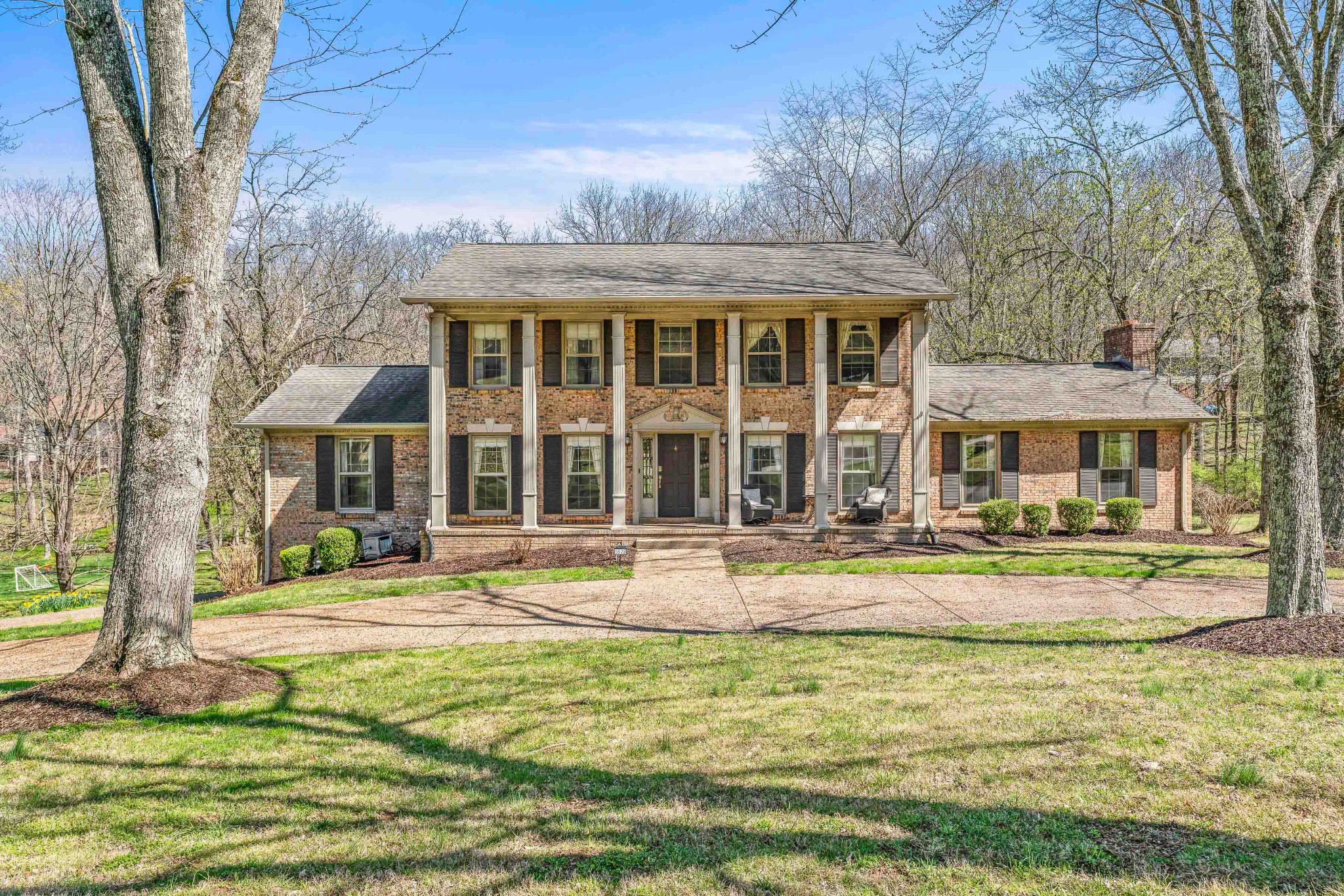 5528 Hillview Dr